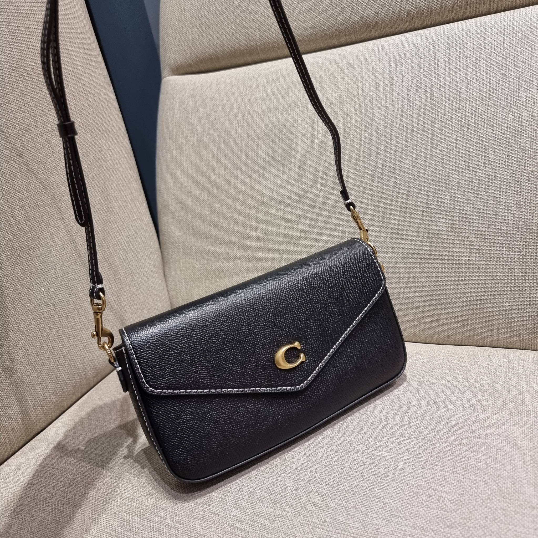 COACH C8439 WYNN CROSSBODY ใหม่ล่าสุด พร้อมเสิร์ฟความหรู ดูดีแบบน้อยแต่มาก กระเป๋าสะพายครอสบอดี้ ที่ซ่อนดีเทลดีงาม มีช่องเสียบบัตรแยกใช้ได้ หรือจะใส่ไว้ในกระเป๋า เพื่อแบ่งสัดส่วนให้ดูน่าใช้ วัสดุหนังวัวลายเกรน เส้นคมสวย เปิด-ปิดด้วยกระดุมแม่เหล็ก สะดวกใช้