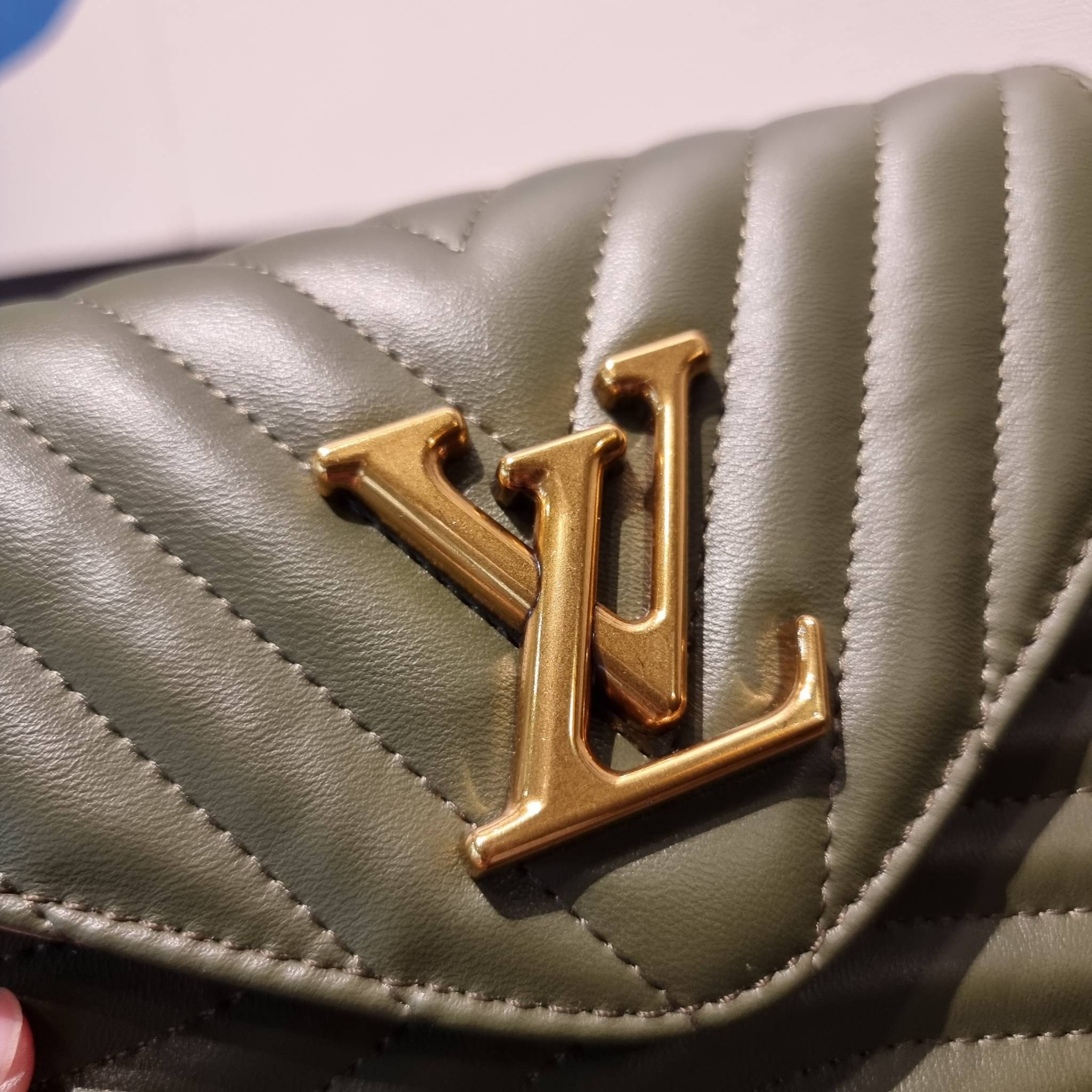 LV new wave pochette multi bag กระเป๋าสะพายมัลติฟังก์ชั่น สุดหรู มาพร้อม box set รับรองว่าดีงาม ลูกเล่นคลาสสิคผสานความวินเทจ มีสายสะพายให้ 2 เส้น และกระเป๋าใบลูก เล็กน่ารัก วัสดุหนังแท้ ภายในเป็นช่องโล่ง แบ่งสัดส่วนมีช่องย่อย ใบนี้ปรับใช้ได้หลายสไตล์ ลุคไ