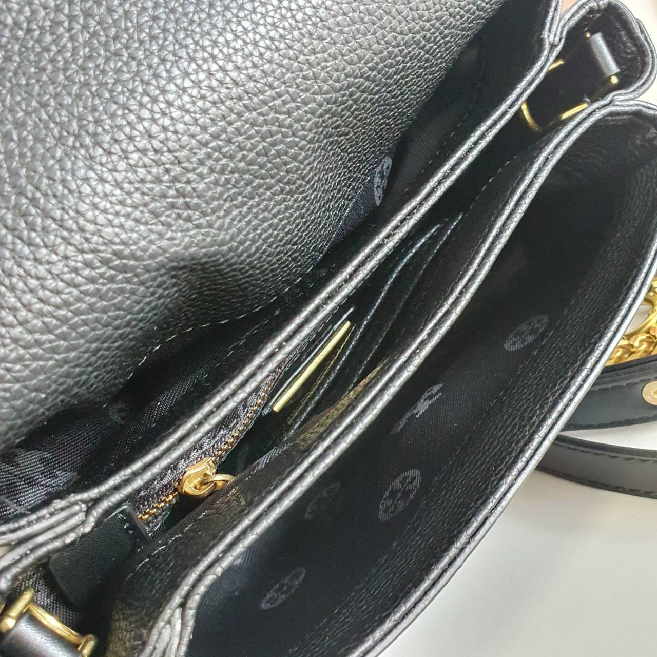 TORY BURCH CROSSBODY BAG กระเป๋าสะพายข้าง **หนังสวยมาก อะไหล่ทองวินเทจ ด้านหน้าประดับโลโก้แบรนด์ เปิดปิดด้วยตัวล็อคหมุน ภายในโล่งกว้างบุผ้าปั้มแบรนด์ มีช่องใส่ของ 3 ช่องใหญ่ พร้อมช่องซิปและที่เก็บบัตร มาพร้อมสายยาวถอด-ปรับระดับได้ ขนาดกำลังดี รีบคว้าด่วนค