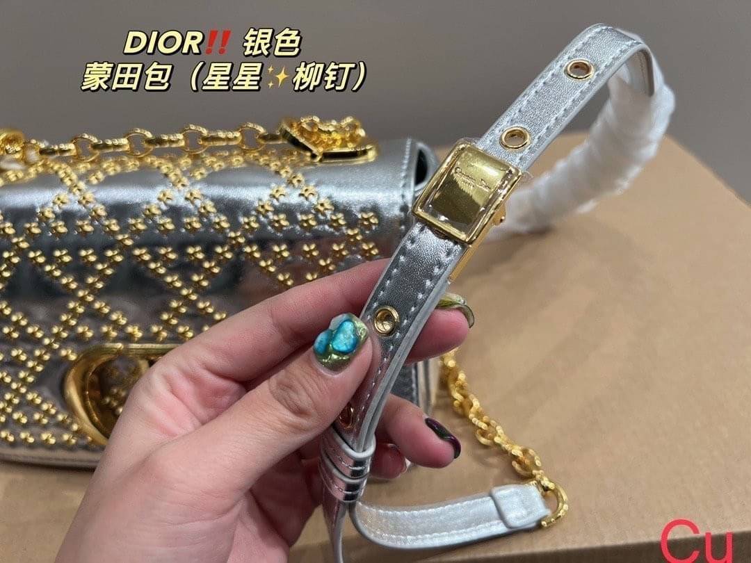 DIOR CARO BAG 8" กระเป๋าสะพายข้างทรงสวยรุ่นพิเศษ ปักหมุดสีทองเต็มใบ หรูหราอร่ามทั่วทั้งใบ ดีไซน์ย้อนยุค เป็นเอกลักษณ์และคลาสสิค หรูหรา ใช้งานง่าย ในราคาสุดคุ้ม จัดเลย!!