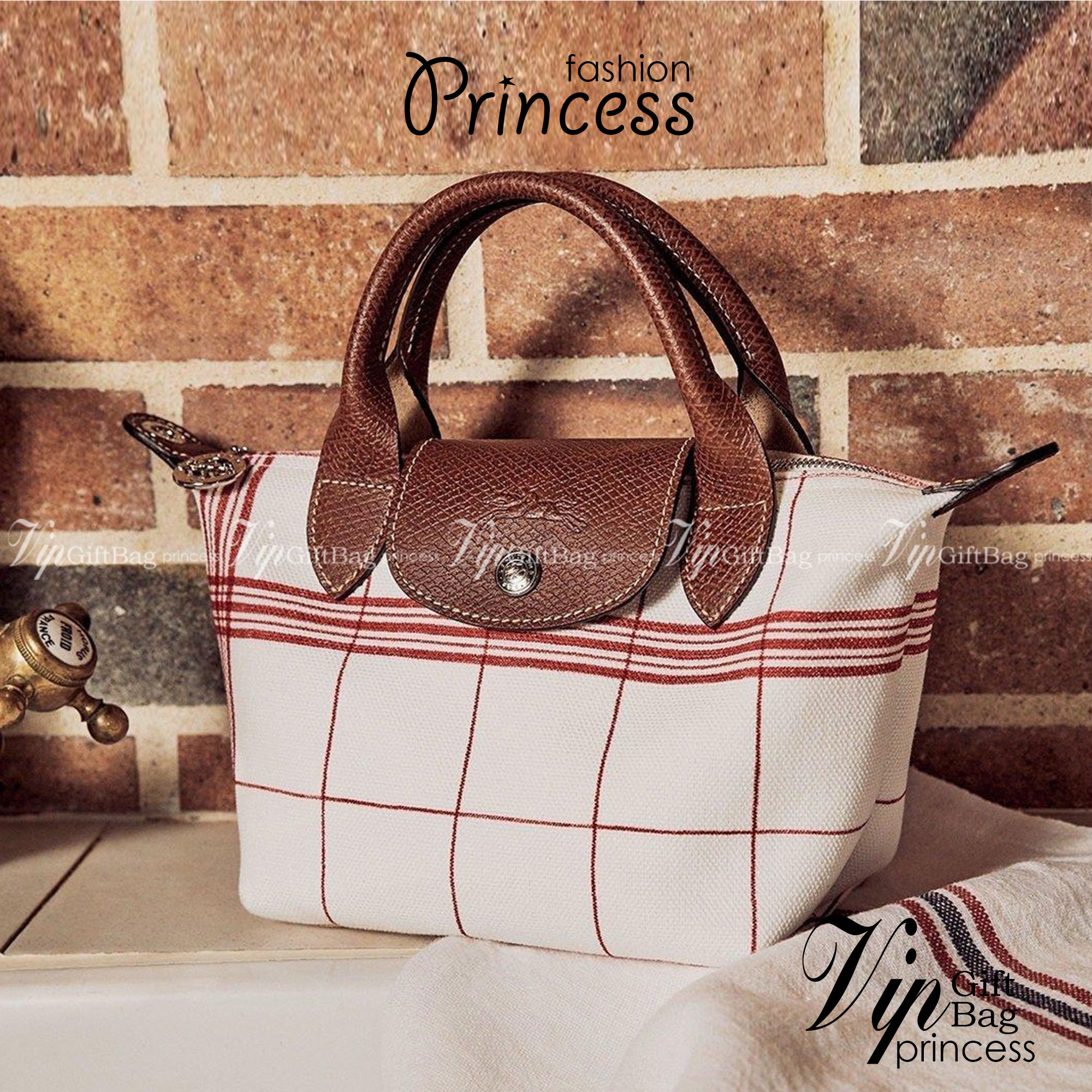 LONGCHAMP LE PLIAGE TORCHON Top handle bag - Red กระเป๋าถือขนาดเล็ก วัสดุผ้าฝ้าย อะไหลเงิน ตัดแต่งด้วยหนังวัวแท้ ผสมผสานแนวคลาสสิกแบบมินิมอลศิลปะการพับกระดาษแบบญี่ปุ่นดั้งเดิม