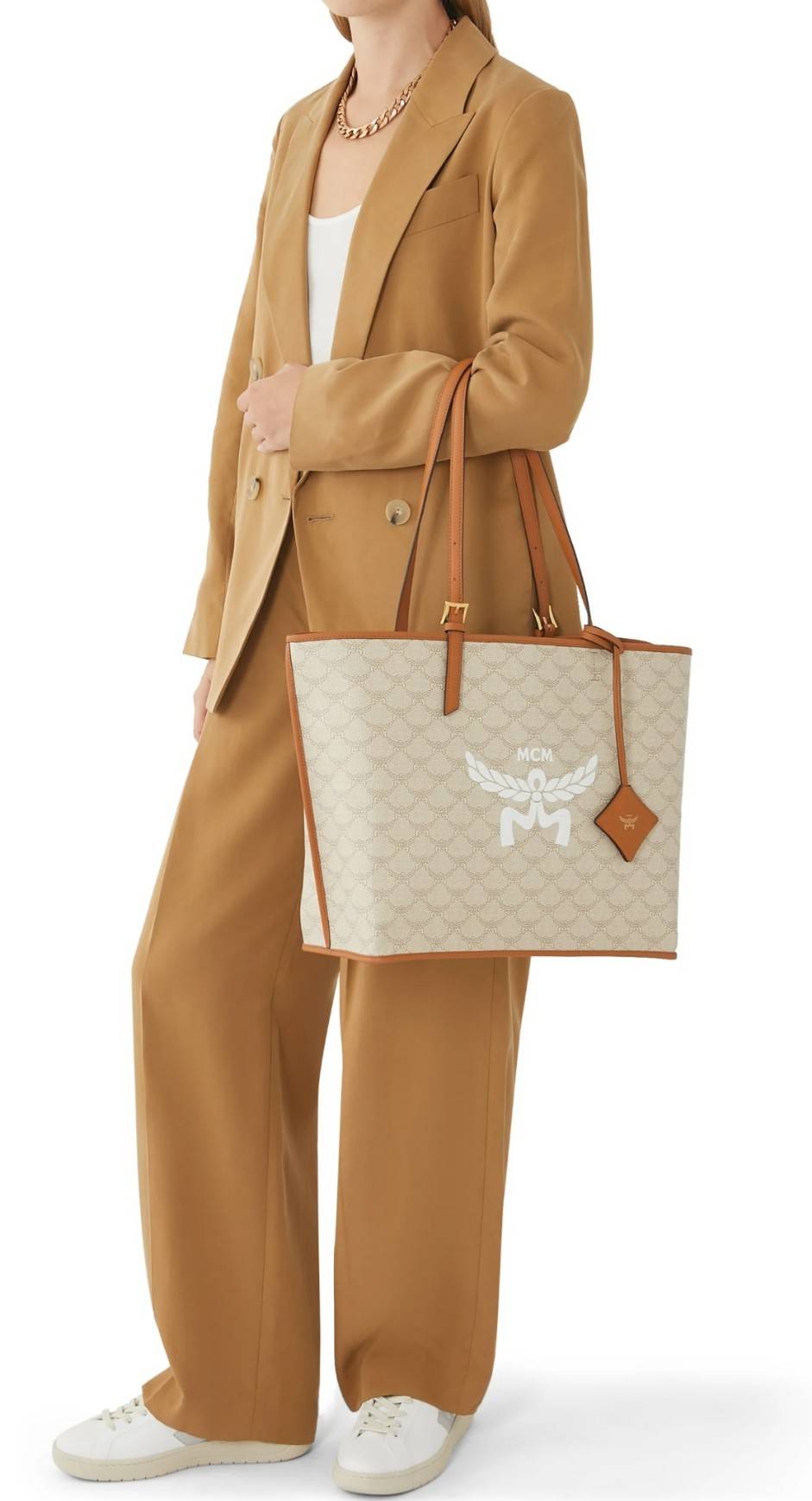 M.C.M MEDIUM HIMMEL SHOPPER IN LAURETOS กระเป๋าทรงโท้ทช้อปปิ้ง เรียบหรู คอลใหม่ พร้อมสีใหม่ ดีไซน์ละมุน น่าใช้มากๆ ก พิเศษสุดกับพวงหนังพร้อมห่วงกุญแจทึ่สามารถห้อยพวงกุญแจน่ารักๆได้