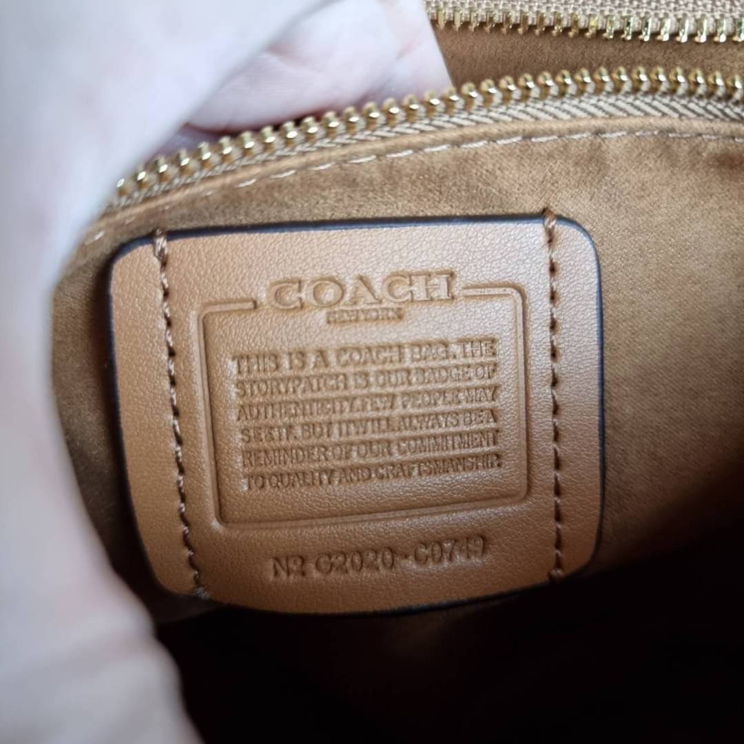 COACH C0749 BEAT SADDLE BAG WITH HORSE AND CARRIAGE PRINT สีหายาก ละมุนคุณหนู คอลเลคชั่นใหม่ ดีไซน์หรูหรา พิเศษมากๆมาพร้อมสายสะพาย 2 เส้น ใช้คู่กันหรือแยกสะพายก็สวยครบสูตร กระเป๋าสะพายทรง saddle คลาสสิค เปิด-ปิดด้วยกระดุมแน่นหนา ภายในเป็นช่องโล่ง ใส่ของได