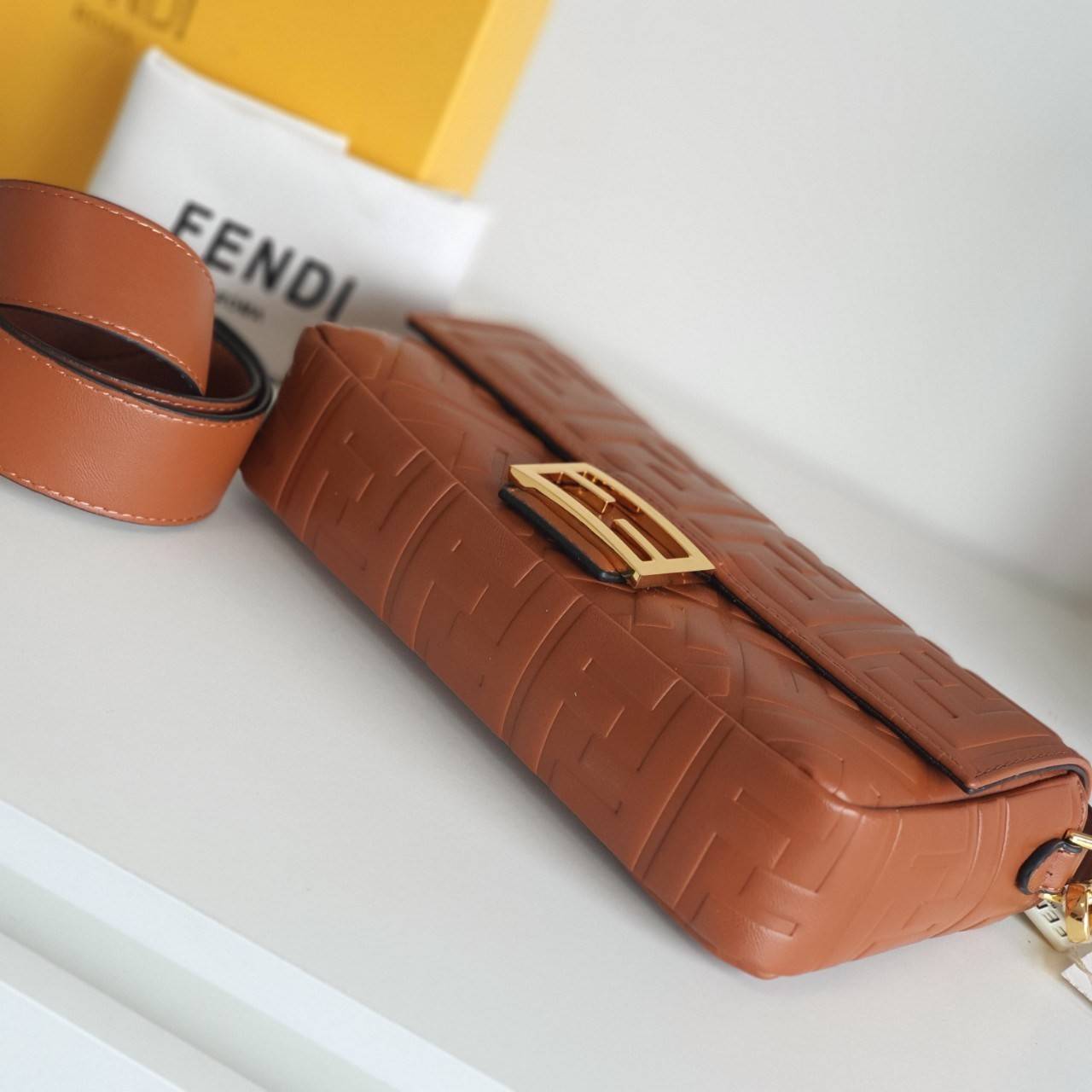 รุ่นใหม่แนะนำ!! **สวยหรูมาก กับ FENDI BAGUETTE BAG วัสดุหนังแท้ทั้งใบ ปั้มจมสัญลักษณ์แบรนด์สวยหรูมาก ด้านในบุผ้าปั้มแบรนด์ เปิดปิดด้วยกระดุมแม่เหล็ก ช่องโล่งกว้างพร้อมช่องซิป สามารถใส่ กระเป๋าสตางค์ยาวได้ มือถือได้ทุกรุ่น มาพร้อมสายสะพาย2แบบ ถอดปรับเปลี่ย