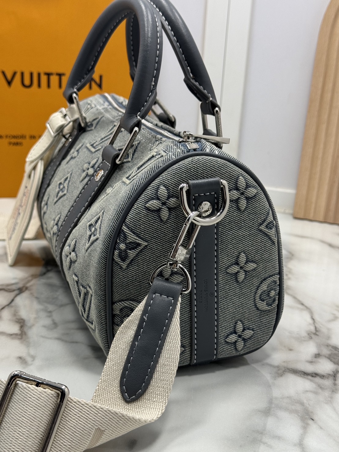 LV Bandouliere 25 Monogram Denim Bag กระเป๋าสะพายทรงหมอนเดนิมซีดสไตล์วินเทจ ปั้มนูนโลโก้ลายโมโนแกรม ใหม่ล่าสุด มาแรงม้าก! รุ่นลิมิเต็ดที่สาวๆควรได้มีสะสม