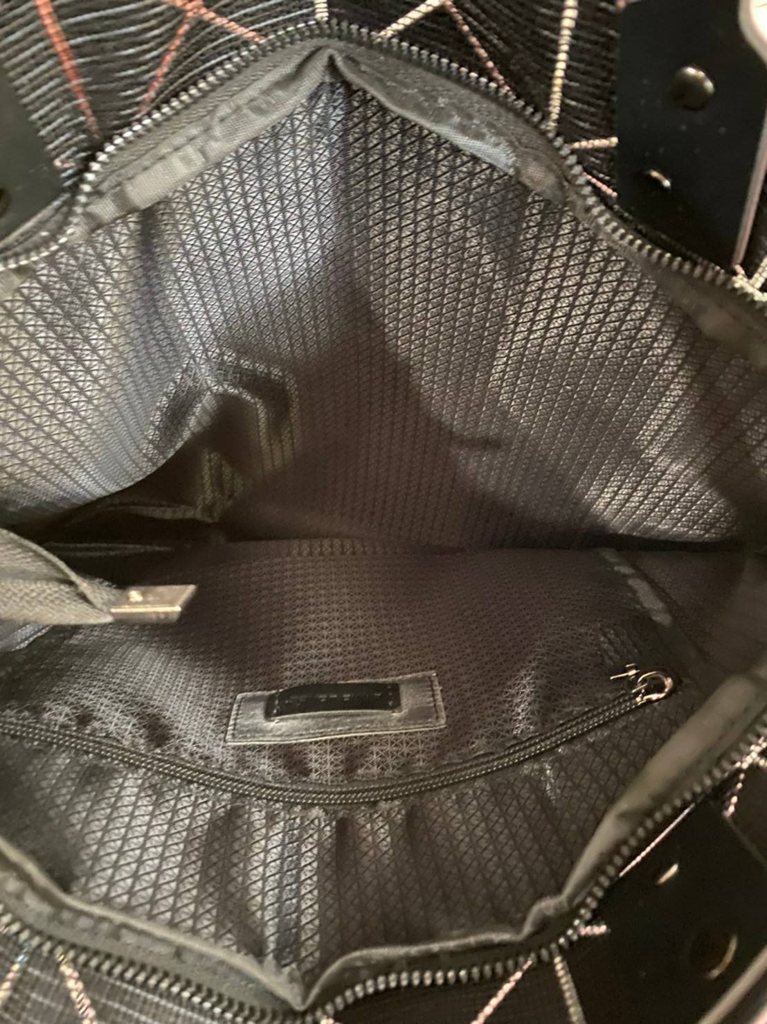 ทรงสุดฮิตจากแบรนด์ David Jones รุ่น Candy color ใบนี้ มาพร้อมกับน้องกระต่าย DV ขนฟู นิ่มๆ สีเข้า set กับกระเป๋าคะ กระเป๋า ทรง Tote ตัวกระเป๋าเย็บติด ด้วยแผ่นอคิลิค ตัดขอบลายวิ้งๆ สุดหรู ดีไซน์เกร๋ จุดเด่นที่ น้ำหนักเบา สามารถ ถือ หรือ สะพายไหล่ได้คะ ใบใหญ