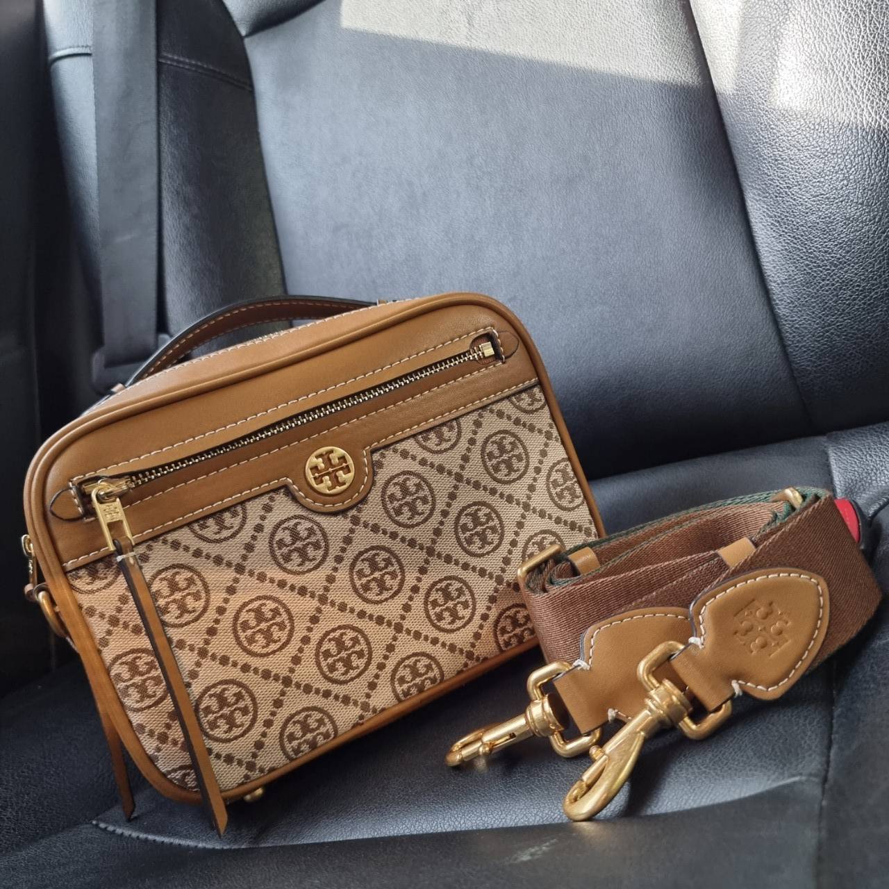 TORY BURCH T MONOGRAM JACQUARD CAMERA BAG ใหม่ล่าสุด ยังไม่เข้าช็อปไทยน้า จัดมาให้สวยเลิศก่อนใคร!! สี hazel ใหม่ หรู ผู้ดีมากๆ กระเป๋าสะพายข้างทรงกล่อง ใช้งานง่าย วัสดุ jacquard woven สลับหนังแท้ มีซิปเปิดปิดด้านหน้า และช่องหลัก ดีไซน์ออกมาให้ดูคลาสสิควิน