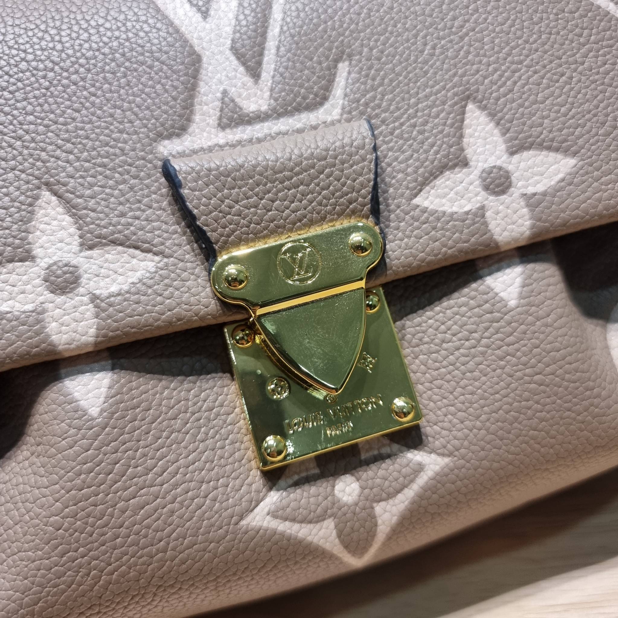 LV Favorite Bicolor Monogram Empreinte Leather - Handbags / LV FAVORITE BAG กระเป๋าสะพายคอลใหม่ล่าสุด สวยหรู ดูแพง ดีไซน์รูปทรงออกมาให้ใช้งานได้ง่าย เปิด-ปิดด้วยอะไหล่แม่เหล็ก ภายในโล่งกว้าง