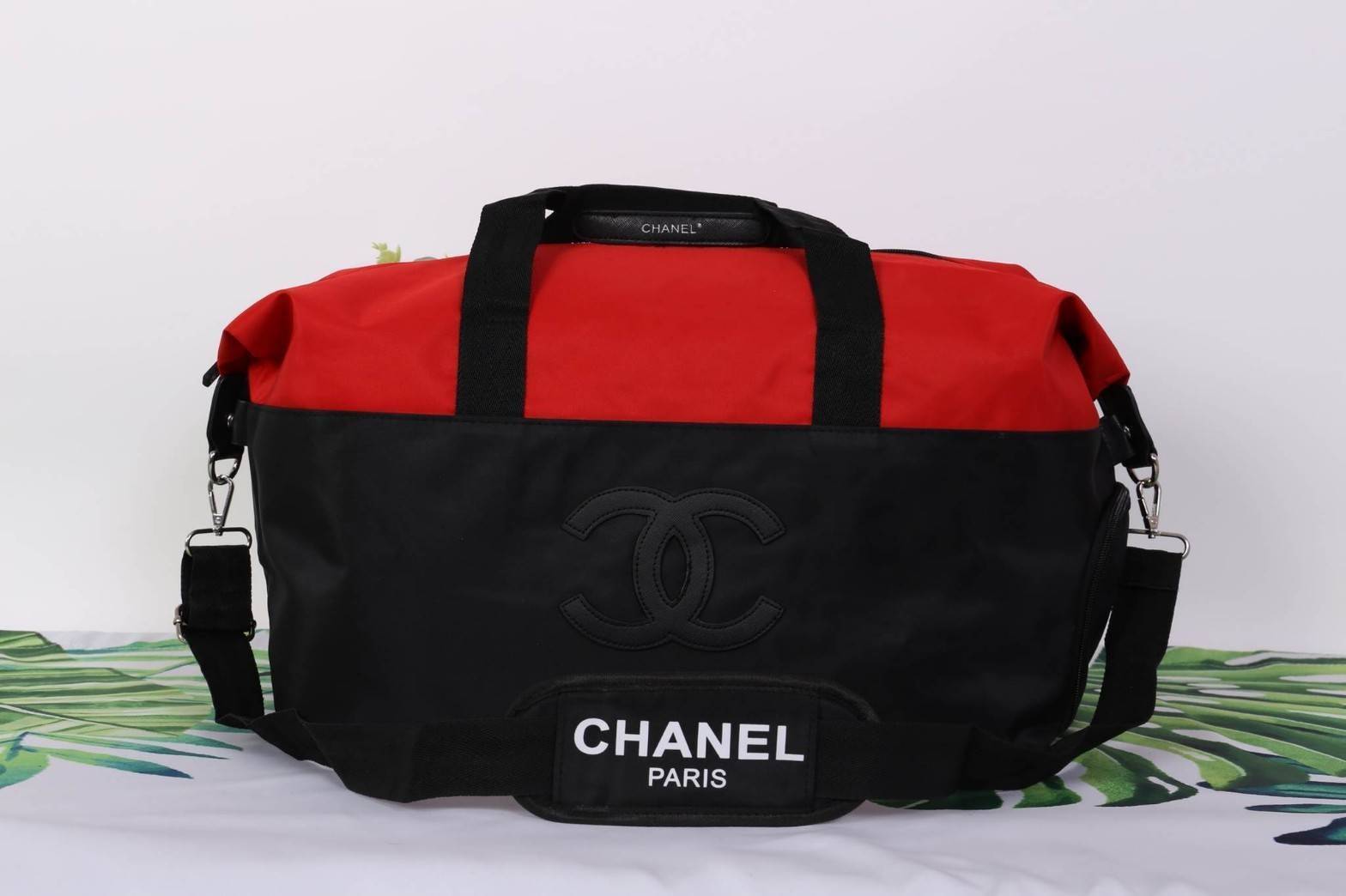 CHANEL VIP GIFT Large Travel Bag กระเป๋าเดินทาง Gift With Purchase รุ่น Limited Edition พรีเมี่ยมกิ๊ฟของเเท้จาก Chanel Perfumes Counter วัสดุ NYLON เนื้อหนาสีดำ-แดงเย็บโลโก้หนังด้านหน้า เปิดปิดด้วยซิป หัวซิปแบรนด์ใบใหญ่จุใจ พิเศษ! มีช่องใส่รองเท้าด้านข้าง