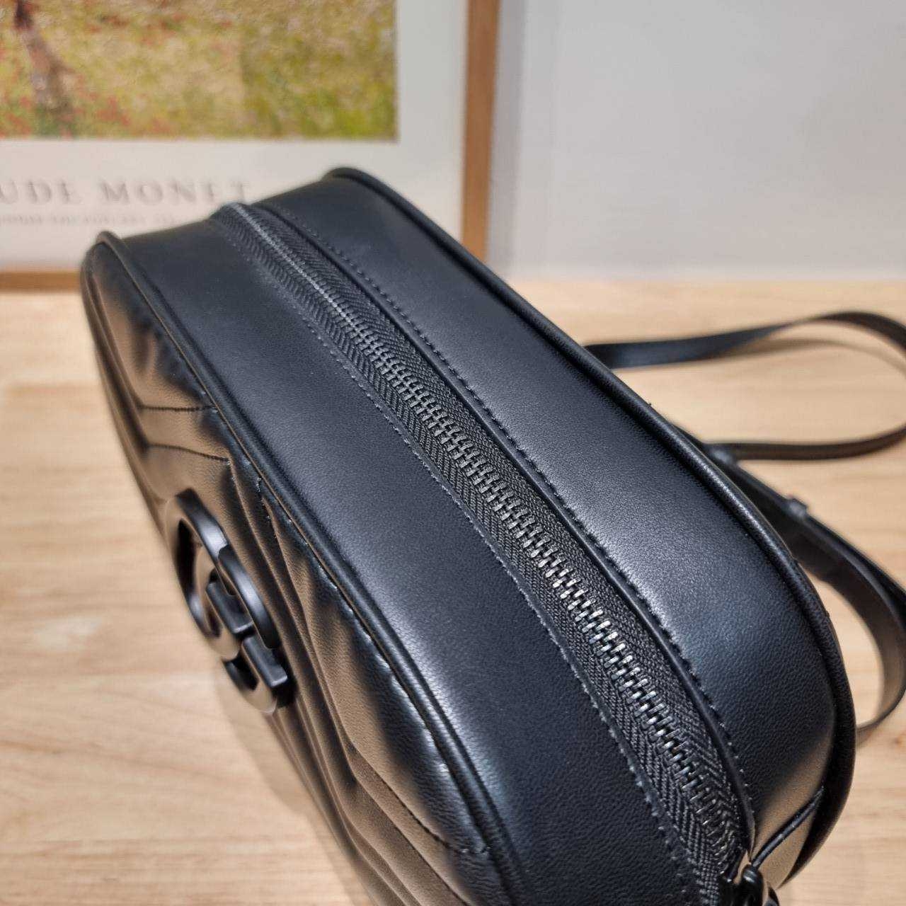 GG MARMONT SMALL SHOULDER BAG 🖤 อีกหนึ่งรุ่นในตำนาน ฮิตไม่เลิก กับกระเป๋าสะพายข้างรุ่นคลาสสิค รูปทรงกล่อง สวยใช้งานสะดวก อะไหล่สีดำดูแพง สะพายขับผิว