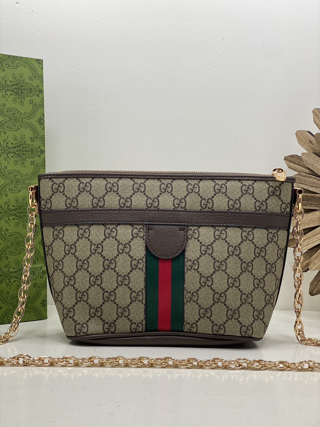 GUCCI Ophidia GG Mini Shoulder Bag กระเป๋าทรงพอช พร้อมสายสะพายโซ่สีทองหรูหรา ดีไซส์เรียบง่ายสะดวกใช้ ภายในเป็นช่องโล่ง สายสะพายหนังสลับโซ่ ใช้ได้ในทุกๆวัน ทุกๆลุค ตอบโจทย์ได้สบายๆ