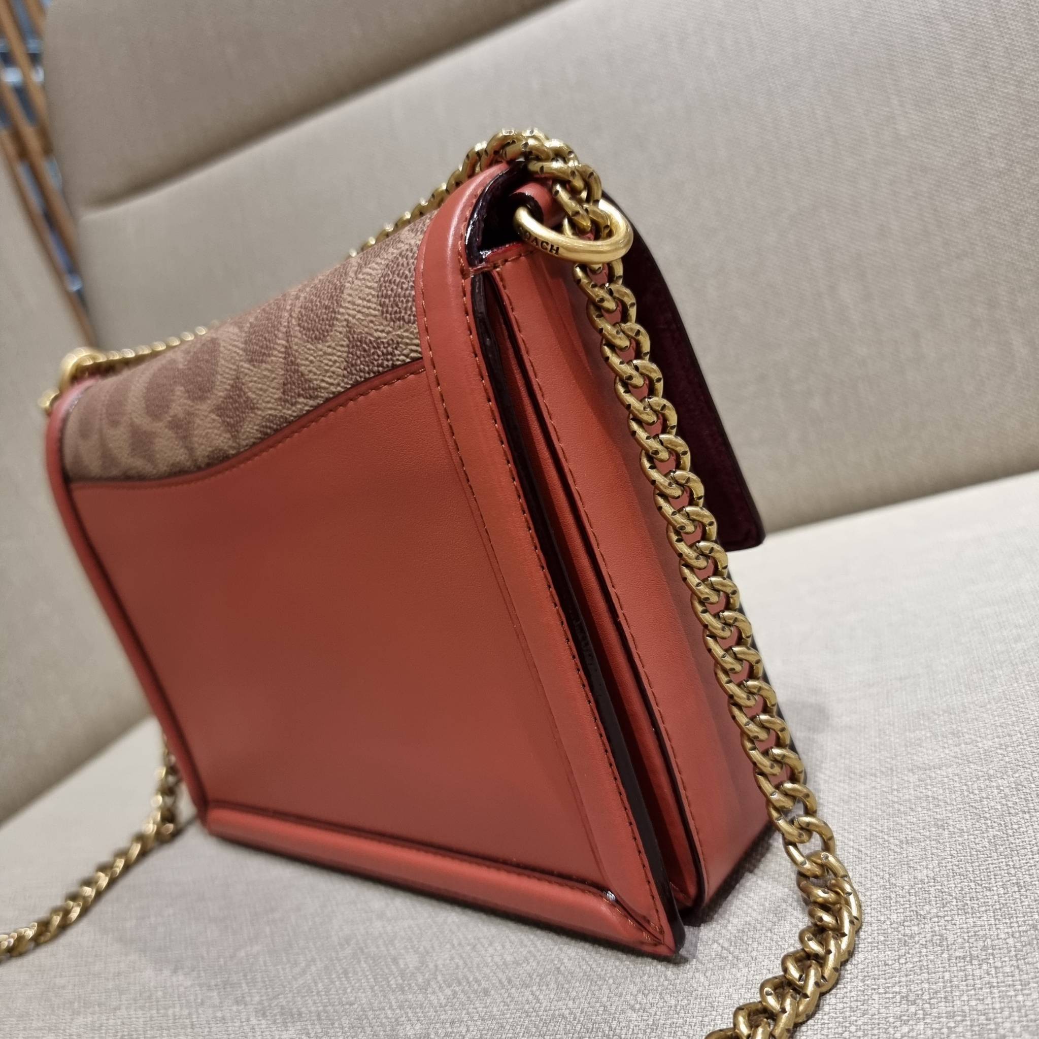 COACH 3492 HUTTON SHOULDER BAG IN SIGNATURE CANVAS sold out ไปกันทั่วหน้าในหลายประเทศ กับกระเป๋าสะพายที่สุดของความหรู ดีไซน์คลาสสิควินเทจ ลูกเล่นสีแทนสนิมตัดกับอะไหล่สีทองเหลืองดูย้อนยุคและหรูหรา วัสดุหนังแคนวาสสลับหนังแท้ สายสะพายโซ่สลับหนัง ปรับสะพายได้