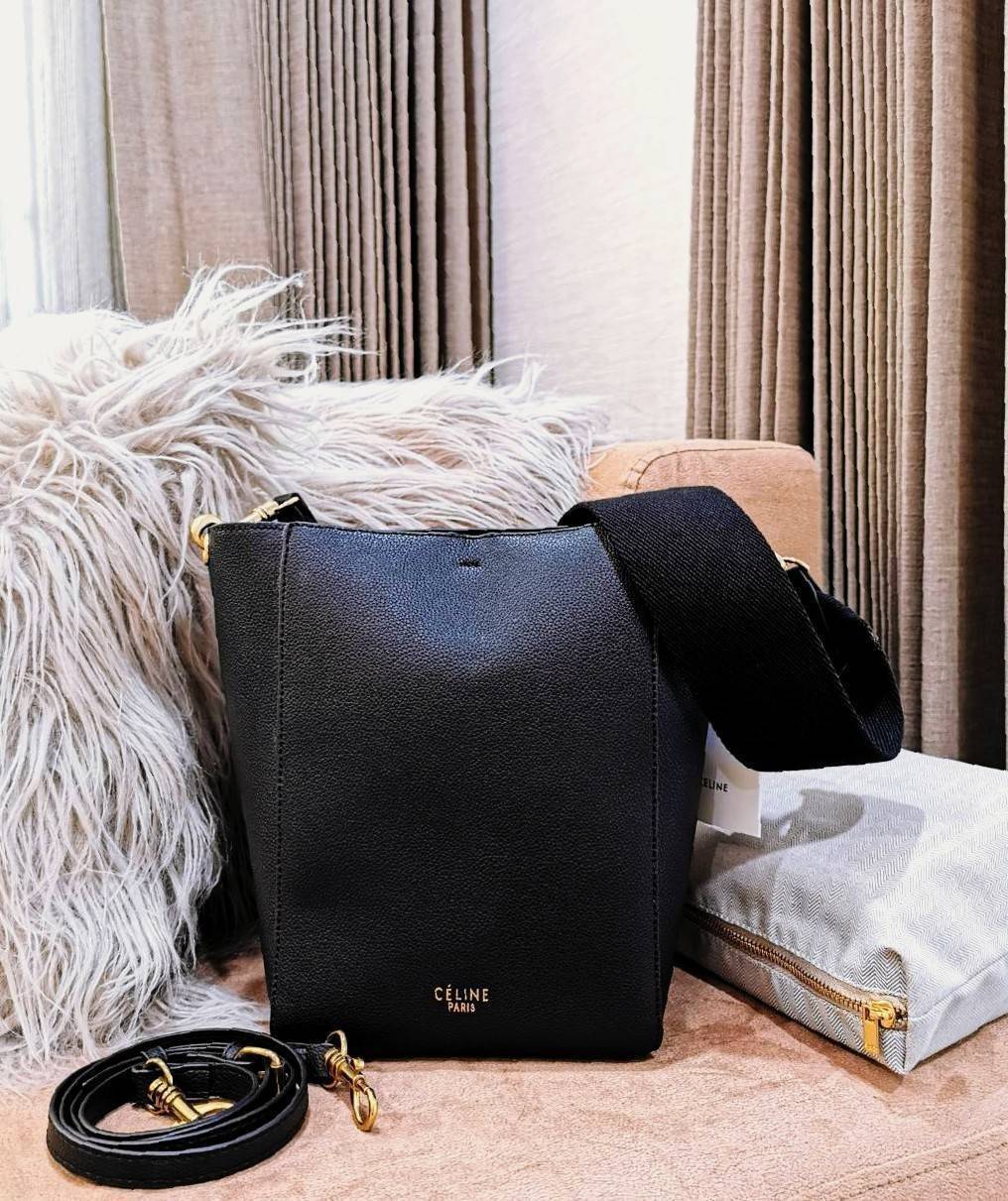 CELINE TRIOMPHE BUCKET BAG VIP GIFT WITH PURCHASE (GWP) พรีเมี่ยมกิ๊ฟ Limited Edition จาก CELINE PERFUME DUTY FREE COUNTER วัสดุหนังแท้ CALFSKIN ดีไซน์ทรง Bucket ขนาดกำลังดี มาพร้อมใบเล็กด้านในแยกใช้ได้ น้ำหนักเบา ภายในกว้างใส่ของใช้ได้เยอะพร้อมสายสะพายให