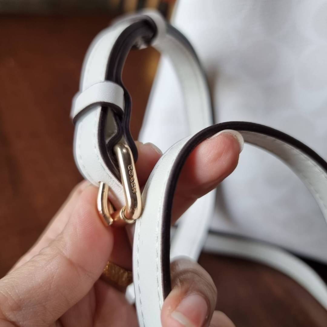 COACH 2312 SMALL TOWN BUCKET BAG IN SIGNATURE CANVAS รุ่นยอดนิยมใบเล็กมาครบสีแล้วจ้า กระเป๋าทรงบัคเก็ต สีผู้ดี๊ผู้ดี ตัวกระเป๋าดีไซน์คลาสสิคลายซี ดูโดดเด่น วัสดุหนังแคนวาสเคลือบลาย สวยคมทุกมุมจริงๆ!! เปิด-ปิดด้วยกระดุมแม่เหล็กทั้ง 2 ฝั่ง ภายในเป็นช่องโล่ง