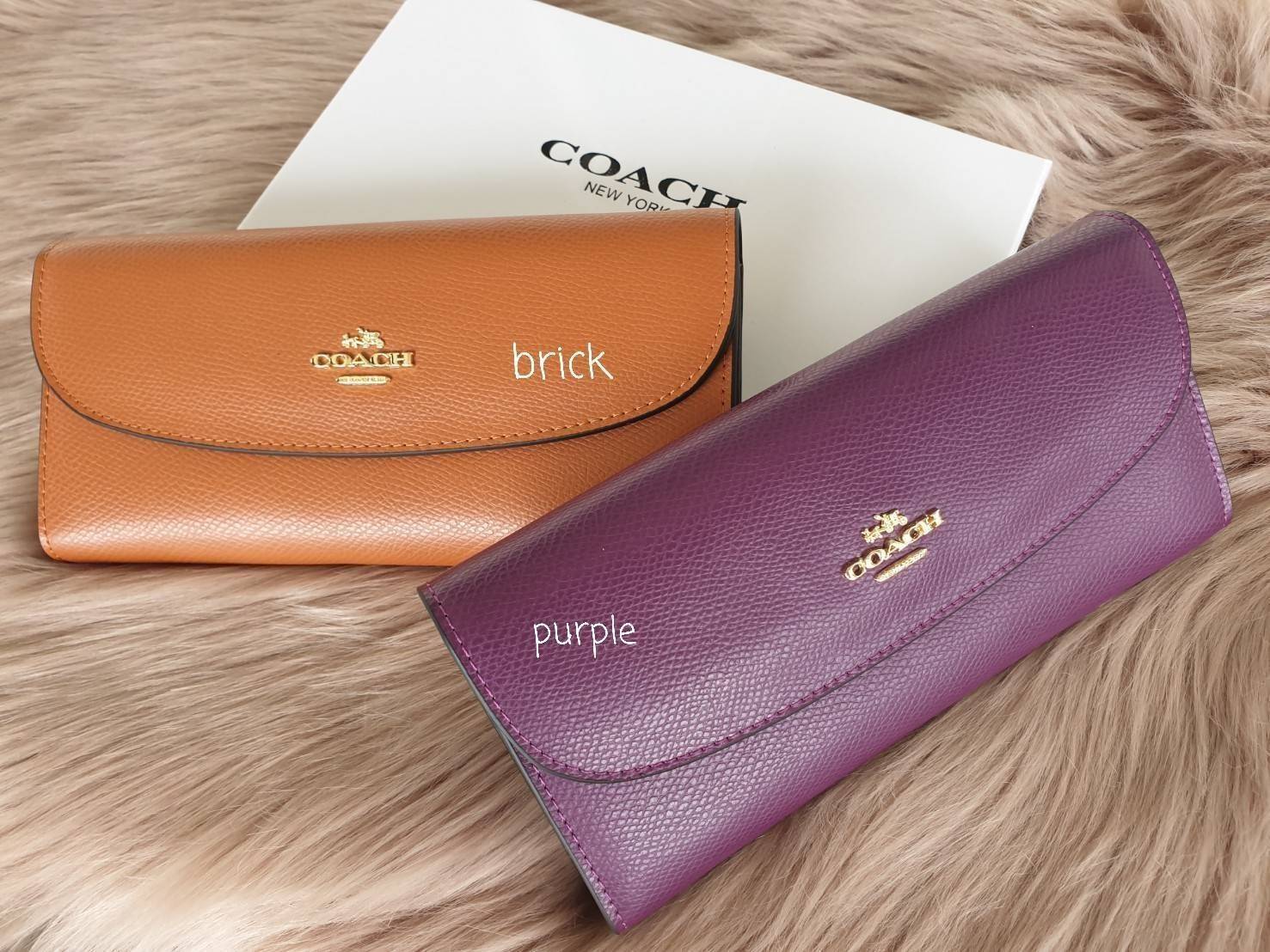 Coach long wallet กระเป๋าสตางค์ใบยาว วัสดุ pu. อะไหล่รมดำ เปิดปิดแบบฝาปิดกระดุม ภายในมีช่องใส่บัตร, ธนบัตร และช่องซิปใส่เหรียญ ด้านหลังมีอีก 1 ช่องค่ะ