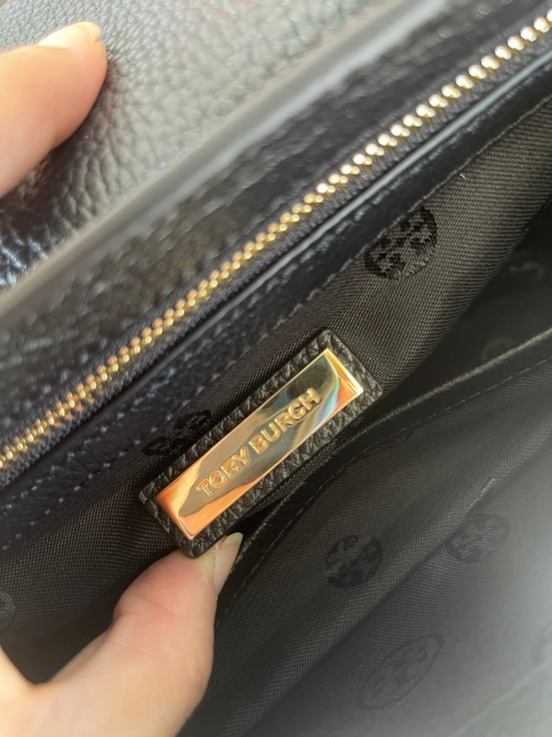 Tory burch description mercer adjustbale shoulder bag เป็น Collection รุ่นท็อปที่สาว ๆ หลายคนถูกใจ ด้วยทรงกระเป๋าคลาสสิกสุดเก๋ ใช้งานแบบไหนก็ดูดี ในลุคช์สาวหวานแบบสะพายสายคู่ หรือ ต้องการความคล่องตัวด้วยการสะพายแบบครอสบอดี้ มีดีไซน์ที่ Practical ต่อการใช้