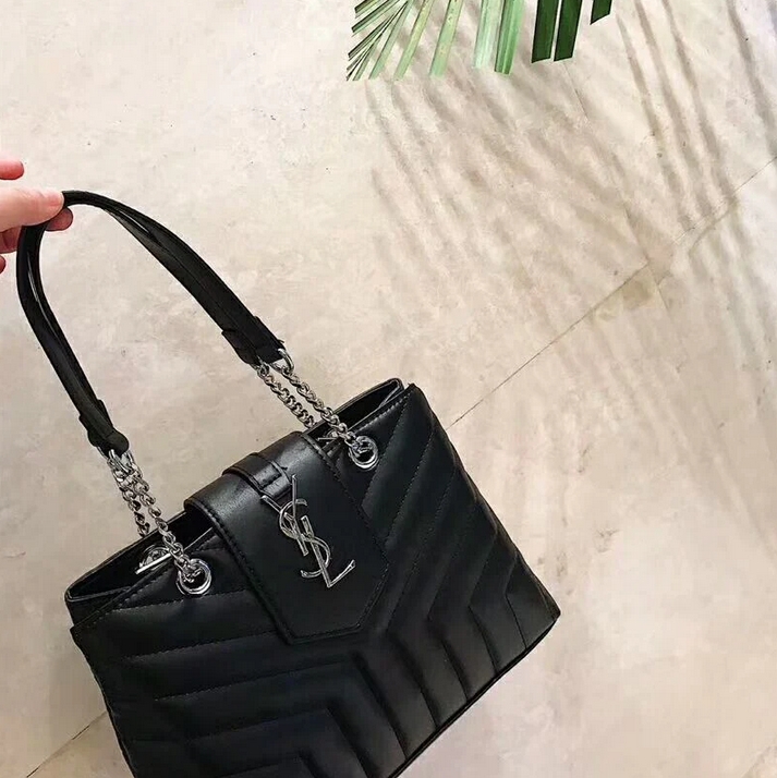 SAINT LAURENT YSL Loulou small quilted leather shoulder bag รุ่นยอดนิยม หายากที่สาวๆตามหา ใบนี้เลย!! สวยหรู ผู้ดี กระเป๋าสะพายไหล่ ดีไซน์อยู่ทรง สะพายได้ 2 แบบ สายหนังสลับโซ่ในตัว และสายยาวถอดได้ สวยคลาสสิคแฝงความหรูด้วยโลโก้สีทองอร่าม และสีเงินโดดเด่น สา
