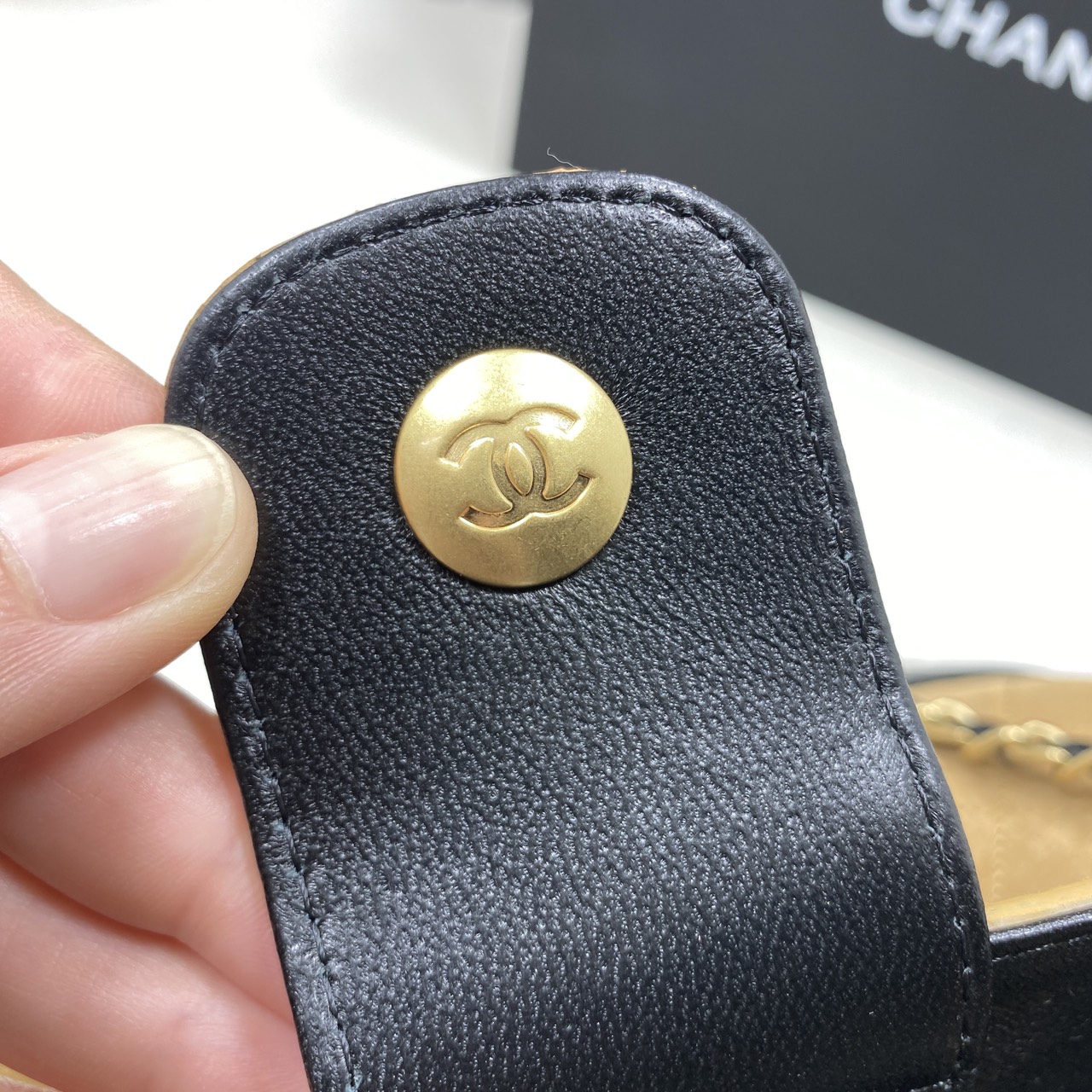 ORI หนังแท้ | CHANEL Shopping Bag 25A Suede Bag กระเป๋าสะพายทรงโท้ท ดีไซน์ใหม่หนังกำมะหยี่โทนน้ำตาล ใช้งานง่าย สวยหรูดูแพง ฐานหนังแท้สีดำตัดอย่างลงตัว