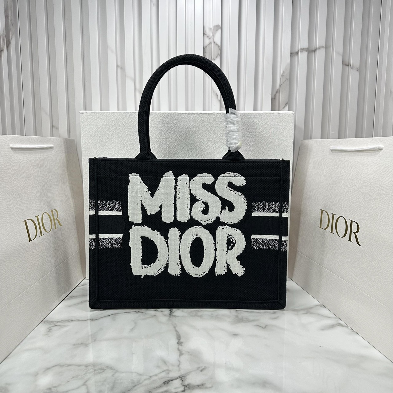 ORI หนังแท้ | Dior BookTote Black Miss Dior Embroidery Tote Bag กระเป๋าทรงโท้ทคอลใหม่ โทนดำคลาสสิก สวยงามและหรูหรา