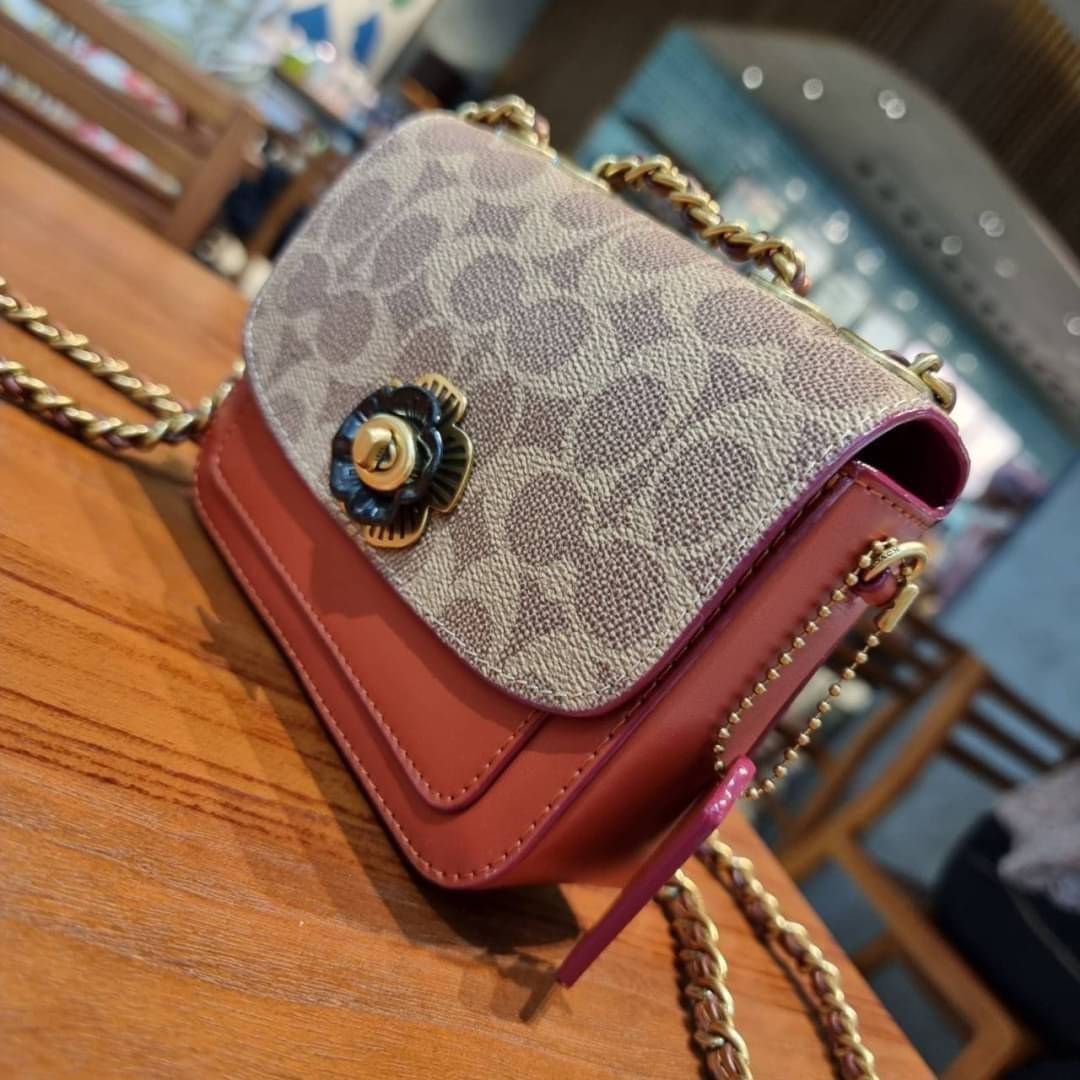 COACH C2462 MADISON SHOULDER BAG 16 IN SIGNATURE CANVAS WITH RIVETS กระเป๋าสะพายข้าง ไซส์กะทัดรัด พกพาง่าย น้ำหนักเบา ดีไซน์สวย โดดเด่นด้วยตัวล็อครูปดอกไม้ สีสันตกแต่งตัดกันกับลายซีอย่างลงตัว วัสดุหนังแคนวาสเคลือบลาย ภายในแบ่งสัดส่วนให้อย่างดี มาพร้อมสายส