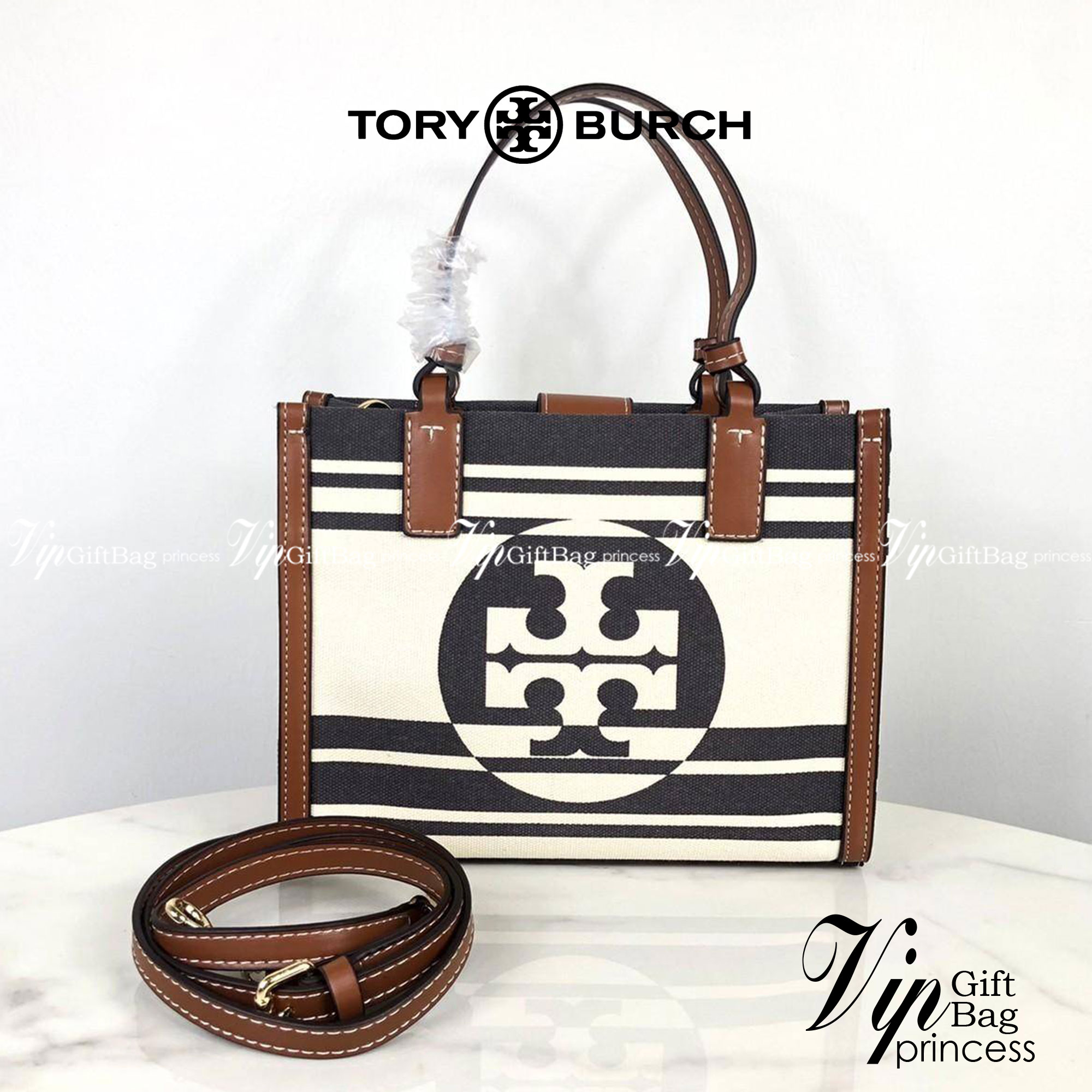 TORY BURCH Ella Mini Stripe Jacquard Tote / TORY BURCH TOTE กระเป๋าถือ หรือสะพาย TORY BURCH เปิด - ปิดกระเป๋าด้วยแม่เหล็ก ด้านในมีช่องซิป 1 ช่อง ช่องใส่ของ 1 ช่อง หูจับสูง 13 cm มาพร้อมสายสะพายยาว สามารถถอดและปรับได้ 3 ระดับค่ะ