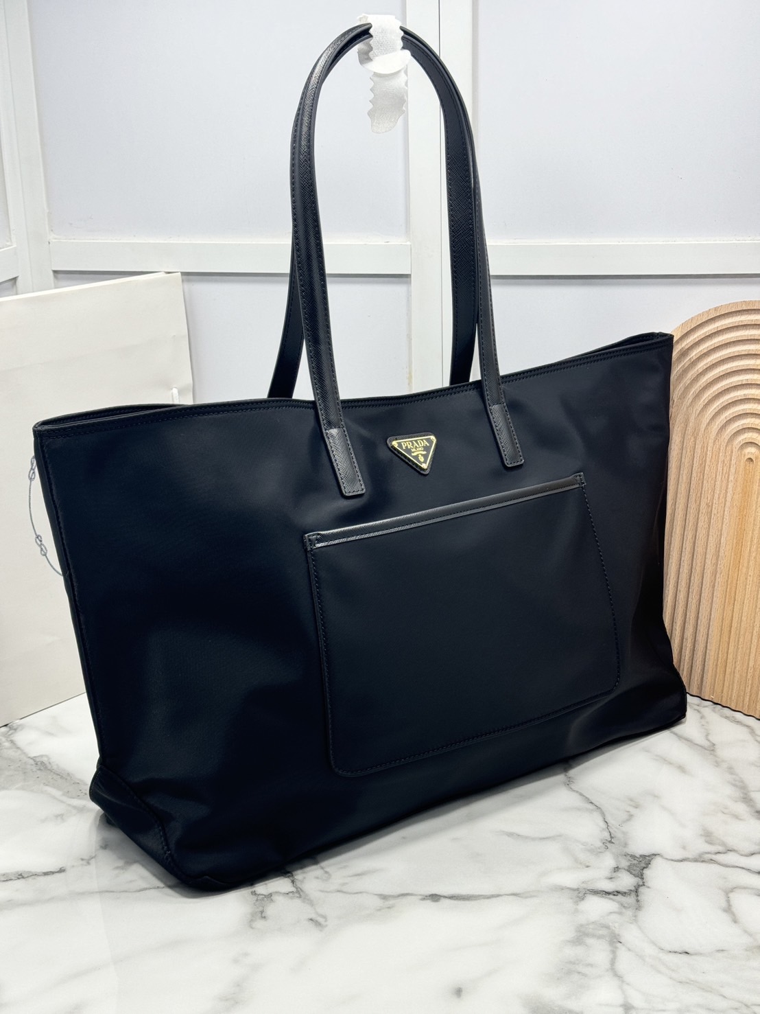 ORI หนังแท้ | Prada Re-Edition 1978 Tote Bag กระเป๋าสะพายทรงโท้ทใบใหญ่เรียบหรู งานผ้าไนลอนมีเสน่ห์เหนือกาล ดีเทลหนัง Saffiano หรูหราช่วยเติมเต็มแอกเซสซอรีที่มีพื้นที่ใช้สอยมากมายใบนี้ให้ลงตัว