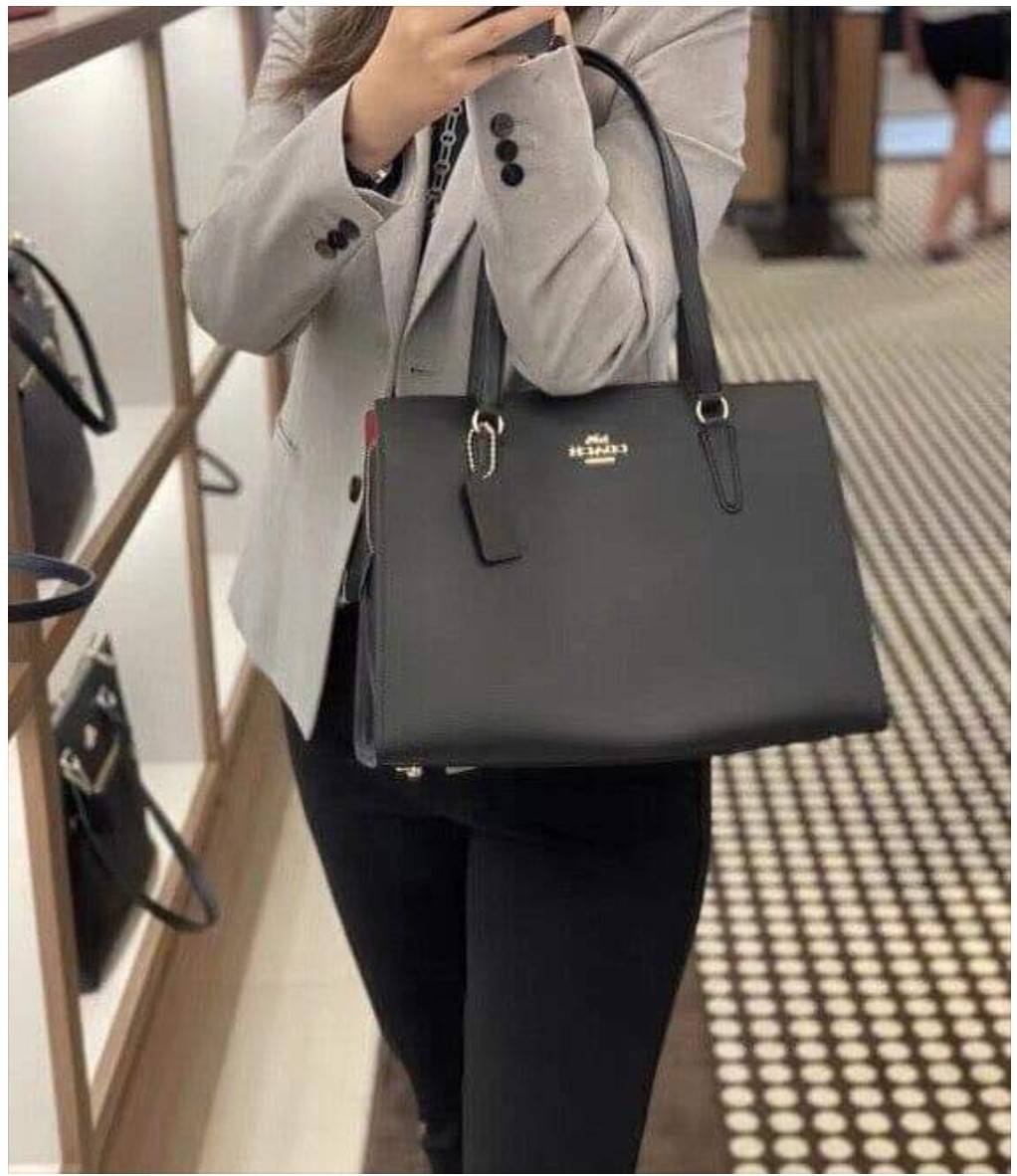 COACH C4075 TATUM CARRYALL IN SIGNATURE CANVAS คอลเลคชั่นใหม่ล่าสุด จัดมาให้ได้สวยก่อนใคร สวยหรูทุกสี!! ลุคผู้ดีต้องมาอีกหนึ่ง กระเป๋าสะพายทรงสวย ที่มาพร้อมสายสะพายไหล่ในตัว และสายครอสบอดี้สำหรับสะพายข้าง วัสดุหนัง crossgrain สวยคมมากๆ ตัวกระเป๋าถูกแบ่งเป