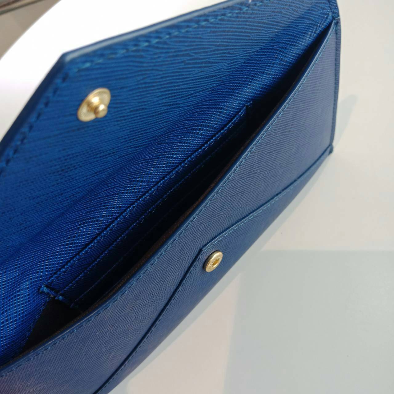 กระเป๋าสตางค์ยาว **ทรงหรู จากงานพรีเมี่ยมกิ้ฟ จากเคาเตอร์ต่างประเทศ จากแบรนด์ PRADA ลายหนัง saffiano ของแท้ 100% เปิดปิดฝาพับ มีช่องใหญ่1ช่อง ช่องใส่บัตร 3 ช่อง ใส่ได้ถึงแบงค์พัน หรือจะใส่มือถือได้ถึง Iphone+ และช่องซิปใส่ของจุกจิกด้านหลังน้ำหนักเบา จับถน