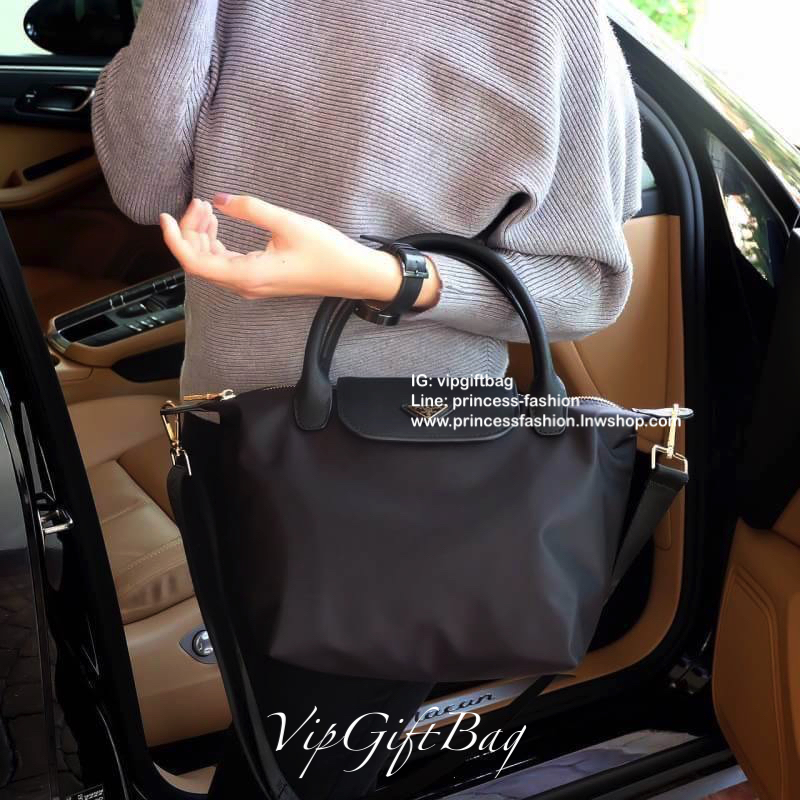 กระเป๋าผ้าไนล่อน Longchamp Style จากงานพรีเมี่ยมกิ้ฟ รุ่น Limited edition จากแบรนด์ PRADA ตัวนี้ไซส์ mini🐰 #กำลังน่ารักคะ ด้านในมีช่องใส่ของ แบ่งเป็นสัดส่วน ใส่กปต.ยาว IPADmini ได้สบายค้า เหมาะกับการถือเป็น everyday look สุดๆ ใบนี้ห้ามพลาดเลยคะ!