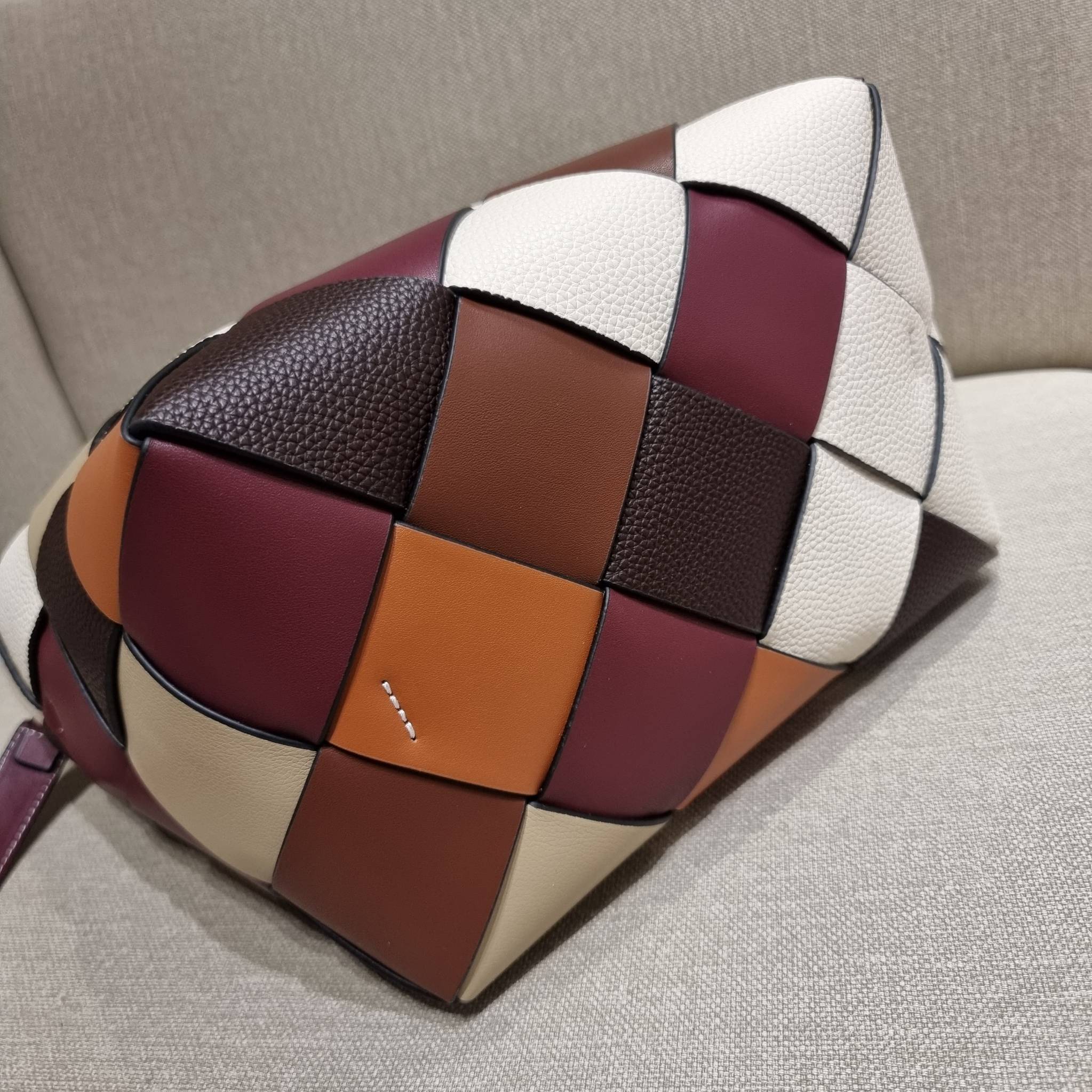 VIP 】LOEWE SURPLUS LEATHER WOVEN BASKET BAG IN CLASSIC CALFSKIN ใหม่ล่าสุดและสวยที่สุด กระเป๋าสะพานที่ถักทอด้วยความปราณีต โดดเด่นด้วยสีที่จับมาคอนทราสได้ลงตัว ใบใหญ่จุได้แบบเน้นๆ วัสดุหนังวัวแท้เต็มใบ หรูเลิศ ปากกระเป๋ามีสายหนังสำหรับผูกรวบปากกระเป๋า ภายใ