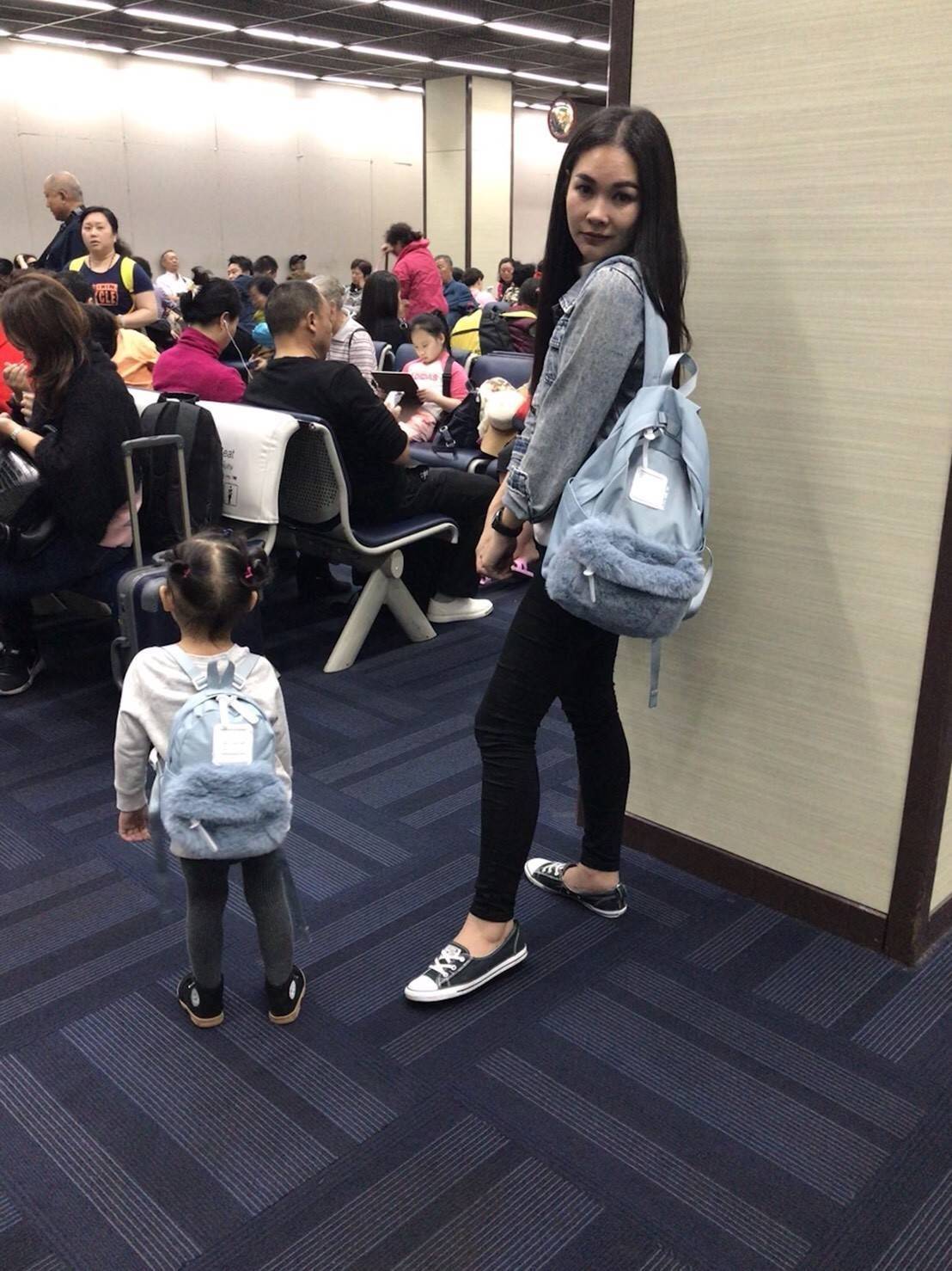 มาแล้ววว แบรนน้องใหม่ CILO CALA กระเป๋าเป้ที่ตอนนี้ฮิตในกลุ่มสาววัยรุ่นที่ญี่ปุ่น และนี้เป็นรุ่นลิมิตเตด CILOCALA FUR BACKPACK สะดุดตาตรงที่มีขนเฟอร์นุ่มนิ่ม อยู่ตรงช่องกระเป๋าซิปด้านหน้า ทำให้ใบนี้ดูน่ารัก หวาน ฟรุ้งฟริ้งขึ้น