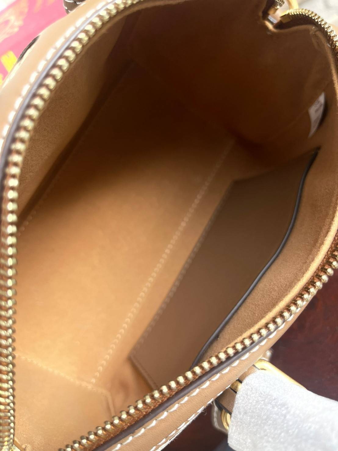 small: Tory burch T Monograme Jacquaed Mini Duffle Bag เป็นทรงกระเป๋าที่มีความฮอตฮิตตลอดกาล ด้วยรูปทรงคลาสสิคและเหมาะใช้งานเข้ากับทุกสถานการณ์ ไม่ว่าจะเป็นกระเป๋าสะพายไหล่ เพิ่มความคล่องตัวและเข้าได้กับทุกลุค ไม่ว่าจะเป็นวันสบายๆ หรือวันที่ต้องออกไปทำกิจก