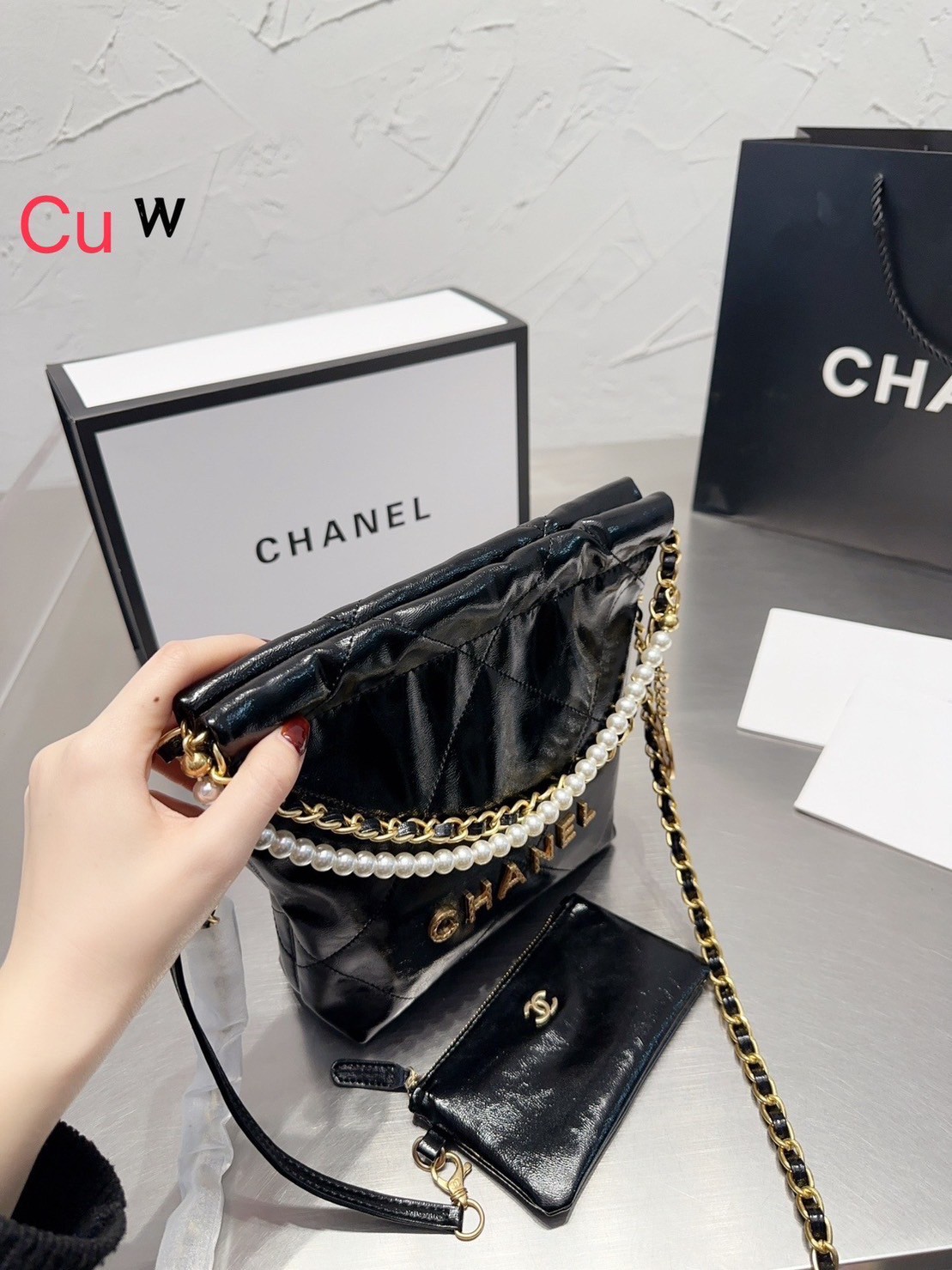 Chanel 22 mini bag with pearls 8" / Chanel Bag พร้อมส่ง กระเป๋าสะพาย สายโซ่อะไหล่ทองพร้อมสายมุกสวยหรู ทรงยอดฮิตในปี 2023 หิ้วหรือคล้องไหล่ได้ มาพร้อมกล่อง อปก ครบเซ็ท รอบนี้จัดราคาพิเศษสุดคุ้มค่ะ ใช้งานต่างประเทศได้ ภาพถ่ายจากงานขายจริง