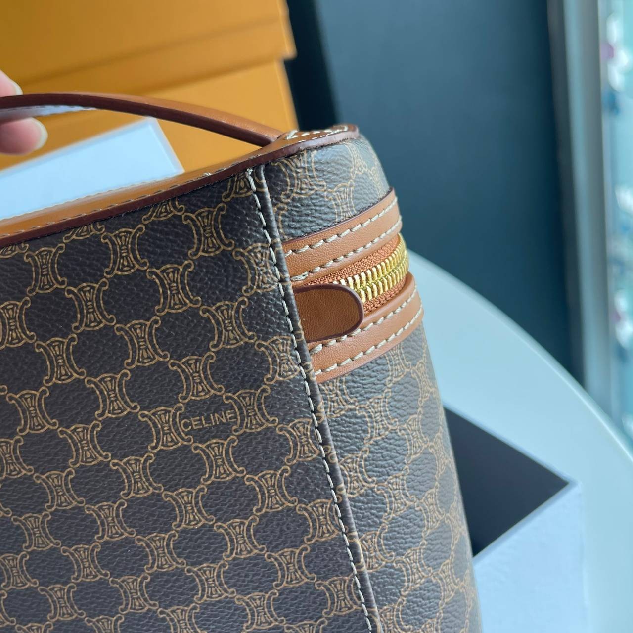 หนังแท้ CELINE VANITY VINTAGE BAG / Celine Macadam Vanity Bag Dark brown กระเป๋าถือ ใส่เครื่องสำอางค์หรือของใช้ต่างๆได้ ภายในโล่งกว้าง ซิปรอบใช้งานง่าย จุของได้เยอะ เกรดออริจินอลงานหนังแท้ทั้งใบ พิมพ์ลายคมชัด ปั้มลายชัดเจน ภาพสินค้าถ่ายจากงานขายจริง ใช้งา