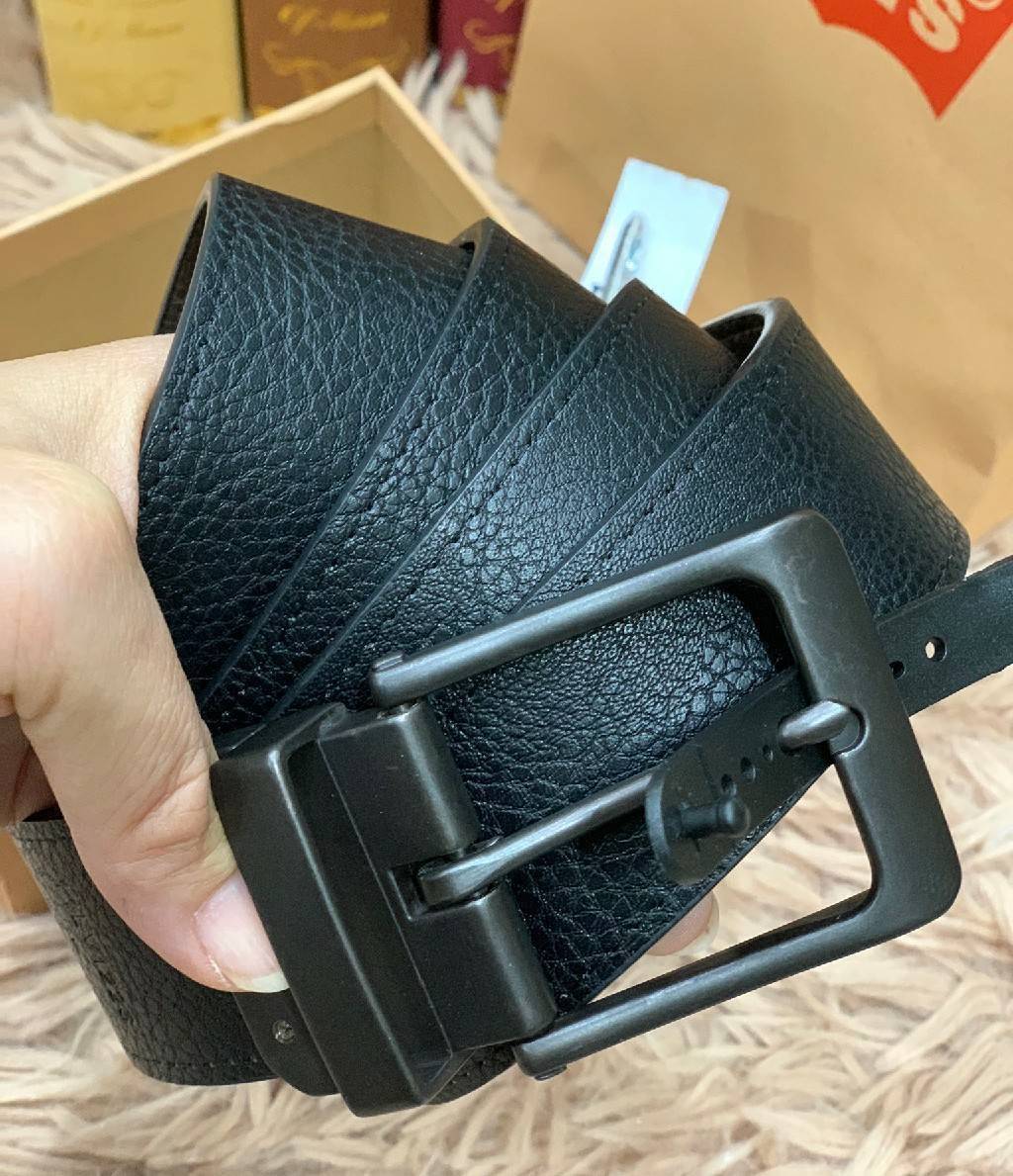 Levi’s Belt and Wallet Gift Set เซทสุดคุ้มทั้งกระเป๋าสตางค์พับสองตอนและเข็มขัดวัสดุหนังคุณภาพดี กระเป๋าสตางค์ปั้มโลโก้ด้านหน้าภายในมีช่องใส่ธนบัตรแยกเป็นสัดส่วนวัสดุคุณภาพดีตามแบบฉบับของแบรนด์เข็มขัดใช้ได้ในทุกโอกาส จัดเซทมาใน Gift Set หรือจะมอบเป็นของขวั