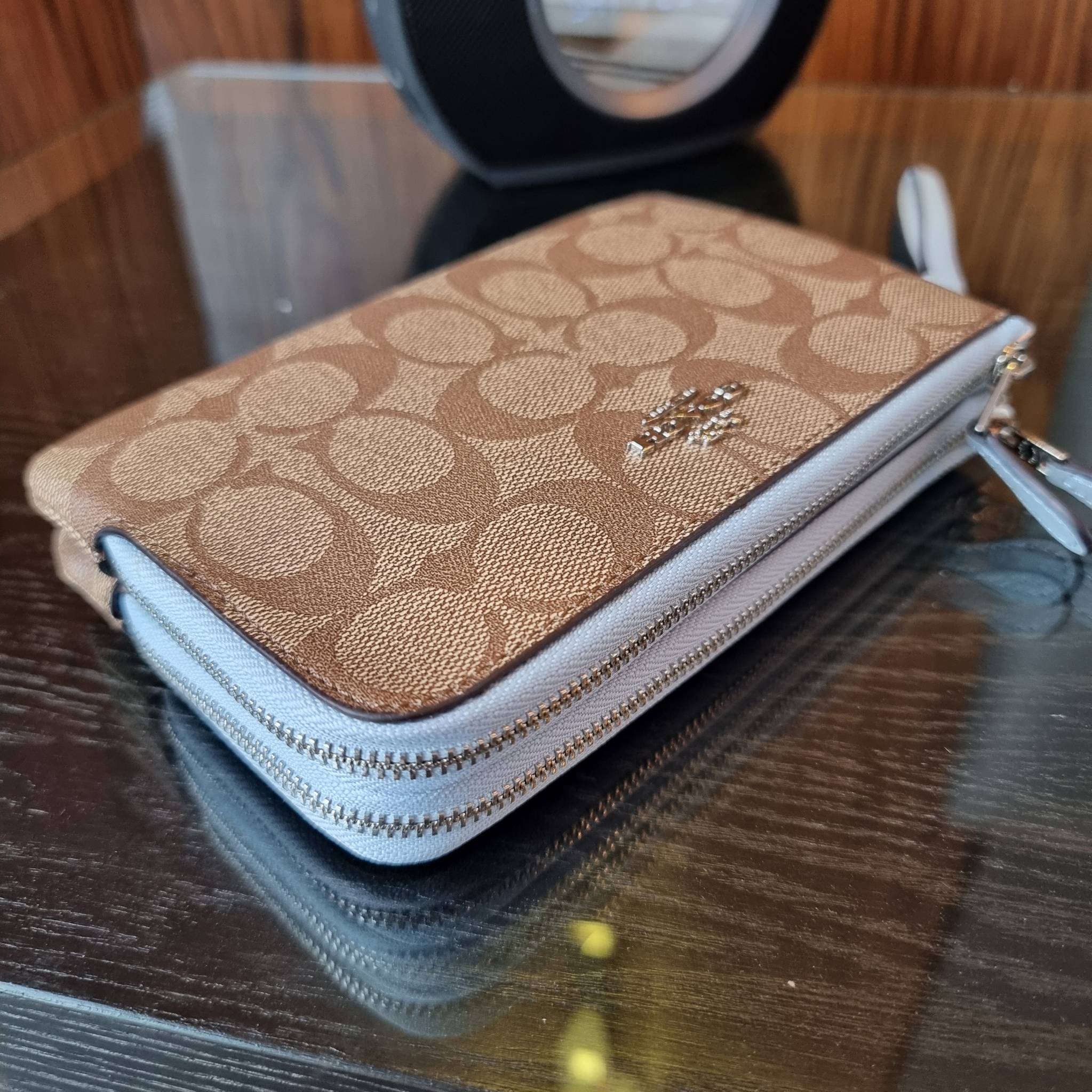 COACH F87591 DOUBLE CORNER ZIP WALLET IN SIGNATURE COATED CANVAS คล้องมือรุ่น 2 ซิป!! มาแล้วจ้า 🌟🤗 ไซส์นี้คือเหมาะมือจริงๆ พกง่ายเช่นเคย ไม่ต้องกังวลว่าจะเกะกะหรือกินพื้นที่กระเป๋าหลัก วัสดุหนังแคนวาสเคลือบลาย มีช่องหลักแยก 2 ช่อง ภายในบุผ