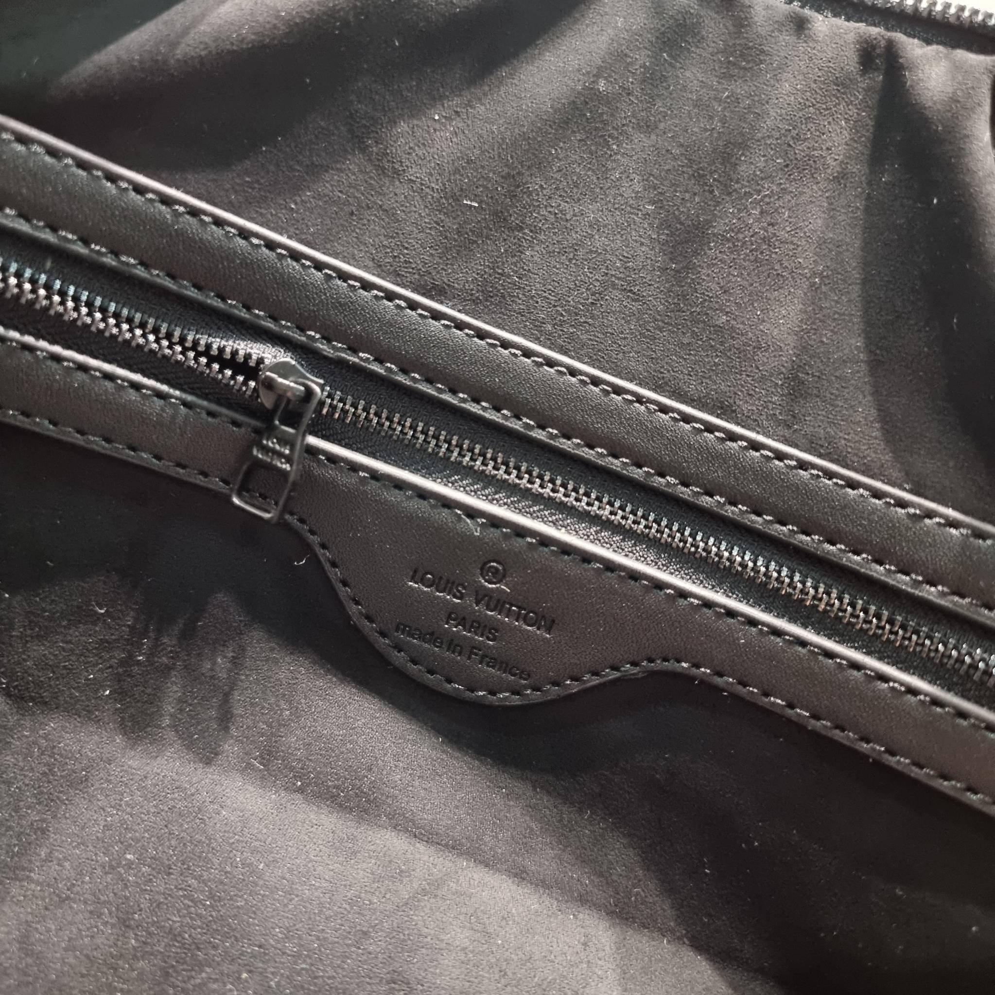 LV KEEPALL 50B SNOW BAG กระเป๋าเดินทางสุดคลาสสิค ประจำฤดูกาล Winter 2022 สไตล์สปอร์ต ทึ่ใครๆก็เฝ้ารอ ไอเท็มที่จะทำให้การเดินทางไม่ธรรมดาอีกต่อไป ด้วยดีเทลความเป็นเอกลักษณ์ เรียบแต่หรู ดีไซน์ลายปักความเป็นเอกลักษณ์ผสาน ลวดลายโมโนแกรมฟลาวเวอร์ ลงบนผ้าไนลอนร