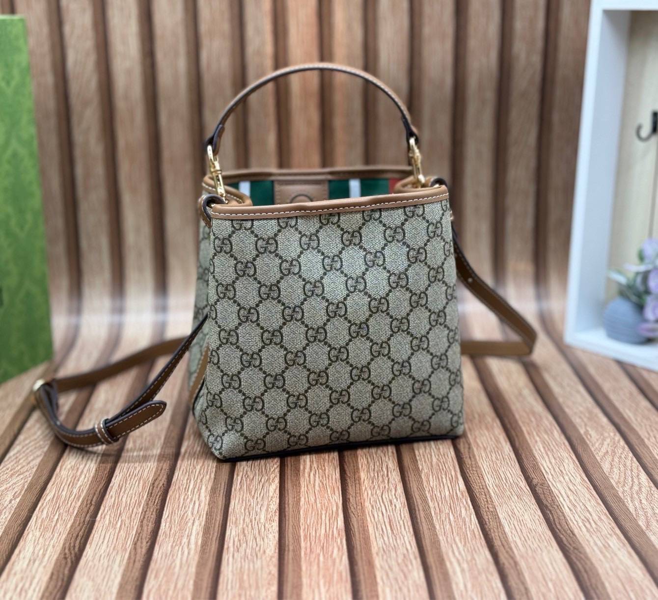 ORI หนังแท้ | GUCCI GG Emblem medium bucket bag กระเป๋าถือ/สะพายทรงบัคเก็ต ขนาดกลางใบใหญ่ จุของได้เยอะ ดีไซน์คลาสสิคคงความเอกลักษณ์