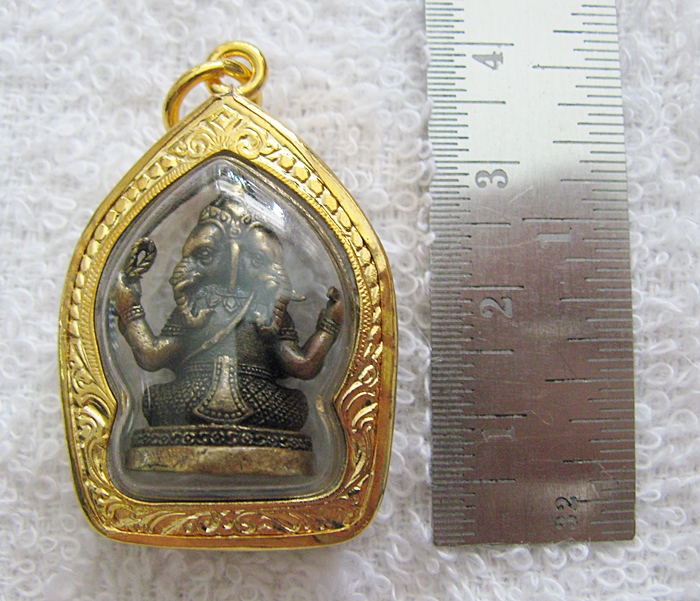 สินค้าหมดค่ะ องค์พระพิฆเณศปางตรีมุขคณปติแบบนั่ง(ประทานพรโชคลาภ มีอำนาจ)(คนเกิดวันอังคาร)เนื้อทองเหลืองรมดำเลี่ยมกรอบทองไมครอนลงยาพร้อมใบคาถาค่ะ