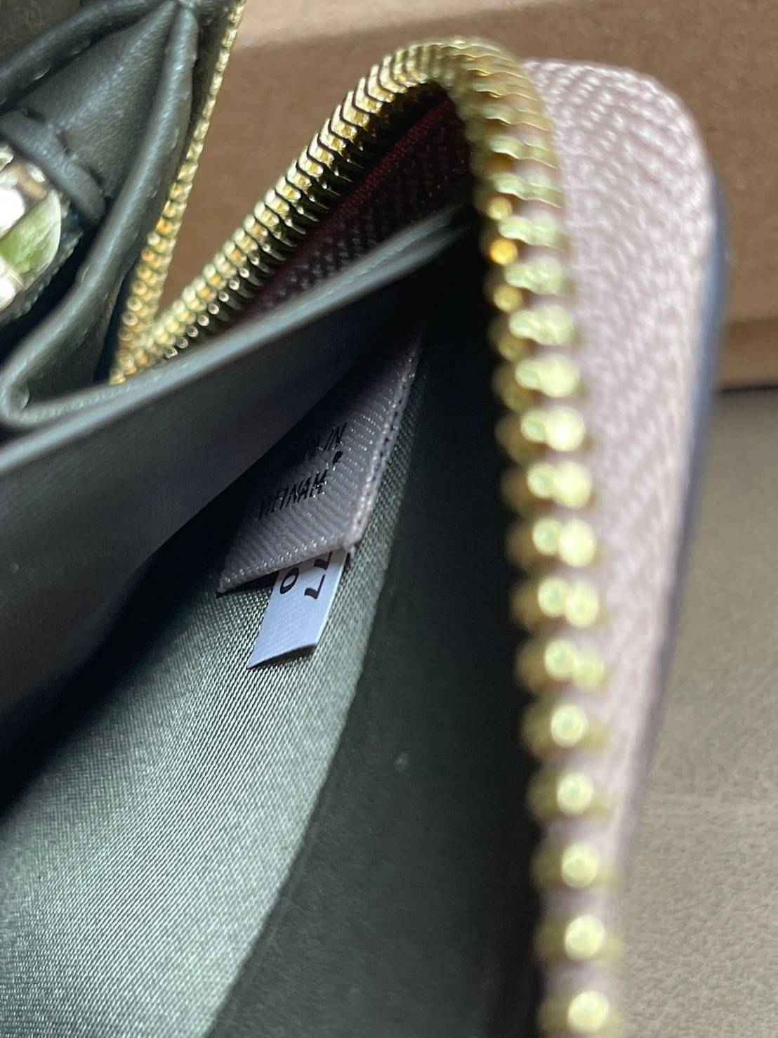 COACH ACCORDION ZIP WALLET IN SIGNATURE CANVAS WITH DAISY BUNDLE / MEADOW PRAIRIE / SPACED WILDFLOWER / DAISY BUNDLE PRINT C0033/F31778/69832 กระเป๋าสตางค์ใบยาว ลวดลายน่ารักน่าใช้มากๆ พื้นเป็นลายซีเอกลักษณ์ วัสดุหนังแคนวาสเคลือบลาย เปิด-ปิดด้วยซิปรอบ ใส่ม