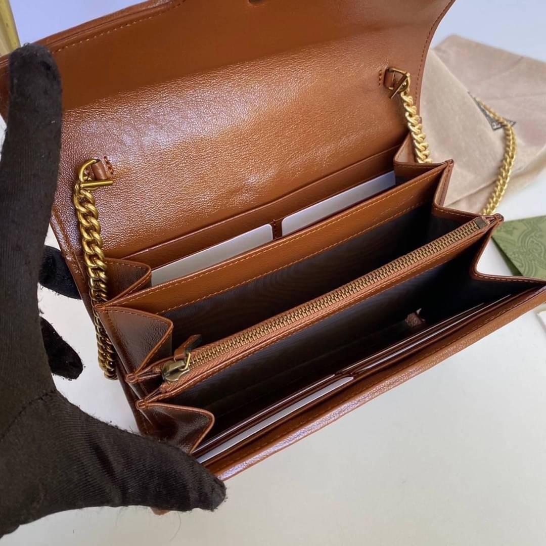GUCCI Marmont Wallet on chain Leather / GG Marmont Chain Wallet เกรดเทพออริจินอล หนังแท้ งานสวยน่ารักมาก ใส่โทรศัพท์ได้ทุกรุ่น หนังวัวแท้นิ่มมาก ใส่การ์ด ใส่บัตร ได้เยอะมากๆ ฝ่าปิดแบบกระดุมใช้งานง่าย *กระดุมมีโลโก้ Gucci * งานสวยละเอียดยิบย่อยทุกจุด ภาพถ่