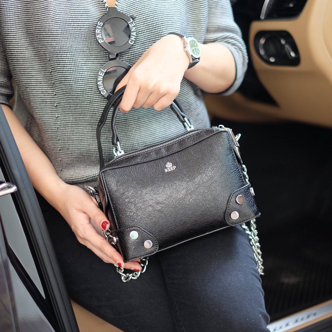 New in KEEP ' Baleny' กระเป๋าทรงหมอนที่ดีไซน์ออกมาสุด Chic สวยแบบไม่จำเจ ขนาดมินิกะลังดี หนัง ลายเอกลักษณ์ ตัดกับอะไหล่เงินได้ ลุคคูลๆ แต่งชุดไหนก้อ แมทช์แน่นอนค่า ปากกระเป๋ามีช่องซิป 2 ด้านแบ่งเก็บของได้สะดวกมากมีซิปปิดอย่างดี หางซิป 2 ทาง รูดใ