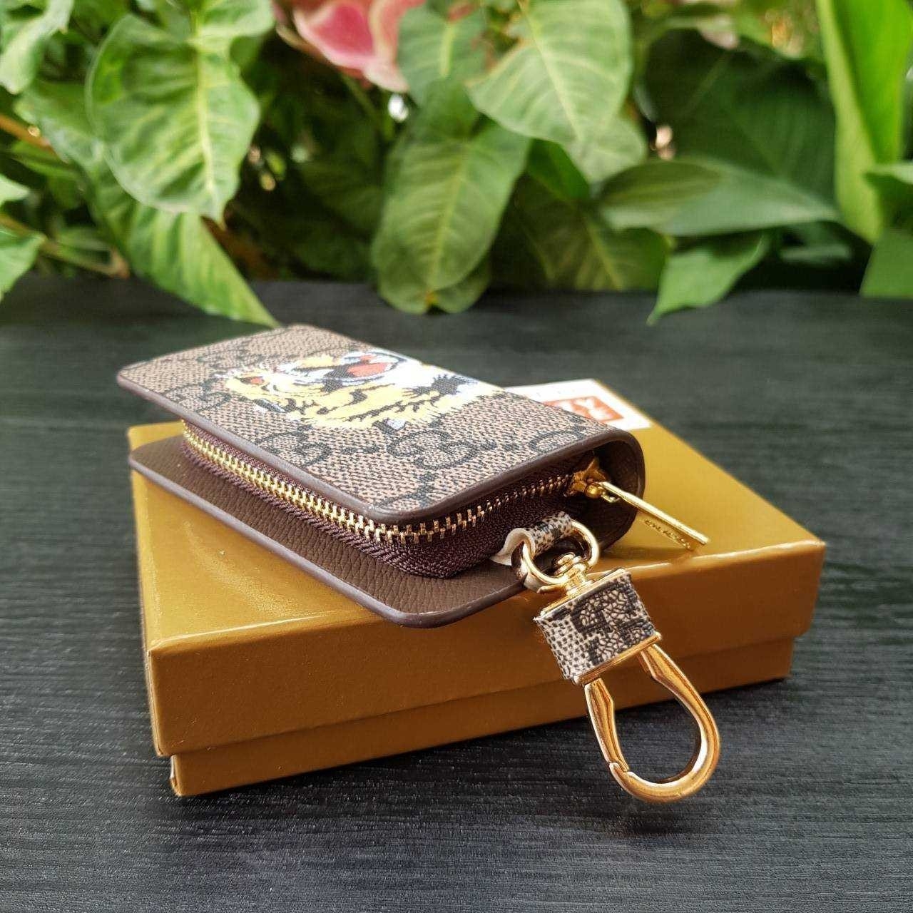 GUCCI Keychain กระเป๋าพวงกุญแจสุดหรูหรา ที่จะทำให้การหากุญแจรถยนต์ของคุณเป็นเรื่องง่าย ขนาดกระทัดรัด หยิบจับง่าย