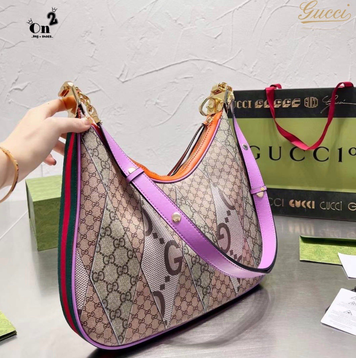 Gucci Attache shoulder bag มาใหม่ชนช้อป สวยหรู หรูหราเหนือกาลเวลาในคอลเล็กชั่น Gucci Love Parade ใบนี้ดารา เซเลป เลือกถือคือเริ่ดมาก จะลุคคูลๆเท่ๆหรือสวยหรูดูแพงก็ได้หมด แมทง่ายใช้ได้ Everyday Look ราคาสุดคุ้มเลยค่า