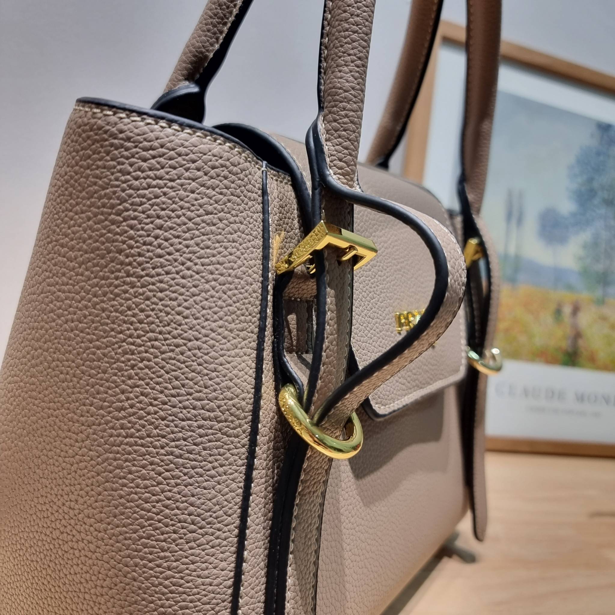 PRADA Saffiano leather bag / Prada leather bag กระเป๋าถือ/สะพายล่าสุด ที่ดีไซน์เรียบหรู สวยคมชัด เต็มไปด้วยดีเทลน่าใช้ สายคล้องไหล่ที่สามารถถอดออกได้