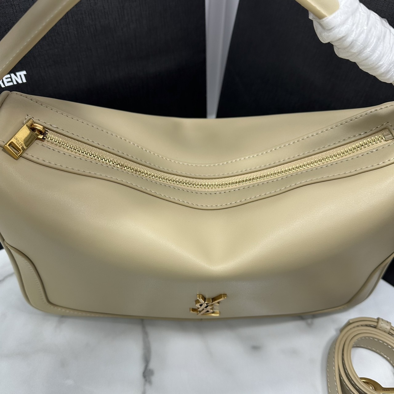 YSL Camera Supple Bag กระเป๋าสะพายทรงกล้องใบขนาดกลาง ถือจับถนัดมือ จุของได้เยอะ ดีไซส์เรียบหรูดูแพง 🧡เกรดออริ ใช้งานต่างประเทศได้