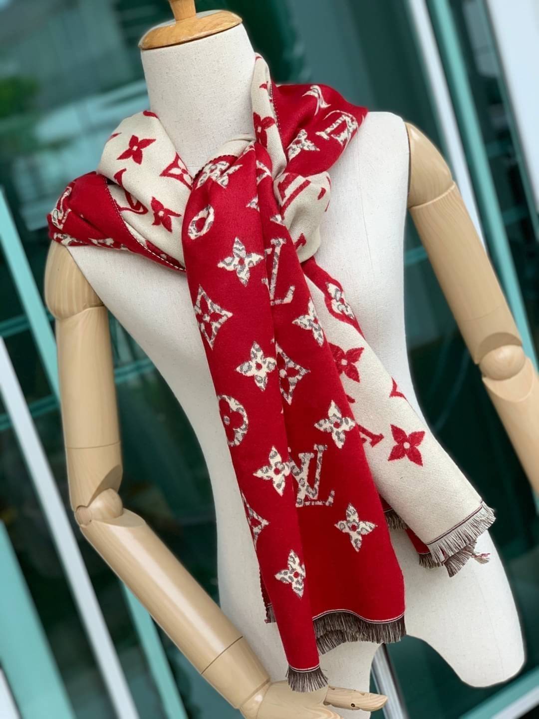 Louis Vuitton Women’s Scarves Accessories อีกหนึ่งแบรนด์ดังจากปารีส ด้วยงานพรีเมี่ยมกิ้ฟ ส่งมอบความรู้สึกดีๆให้กับคนที่คุณรัก ในรูปแบบผ้าพันคอและผ้าคุมไหล่ผืนใหญ่ให้ความอบอุ่น ถักทอด้วยผ้าcashmere ผ้าเนื้อดี สัมผัสนุ่มมือ ทอลายในตัว สีและลายคมชัด เหมาะสำห