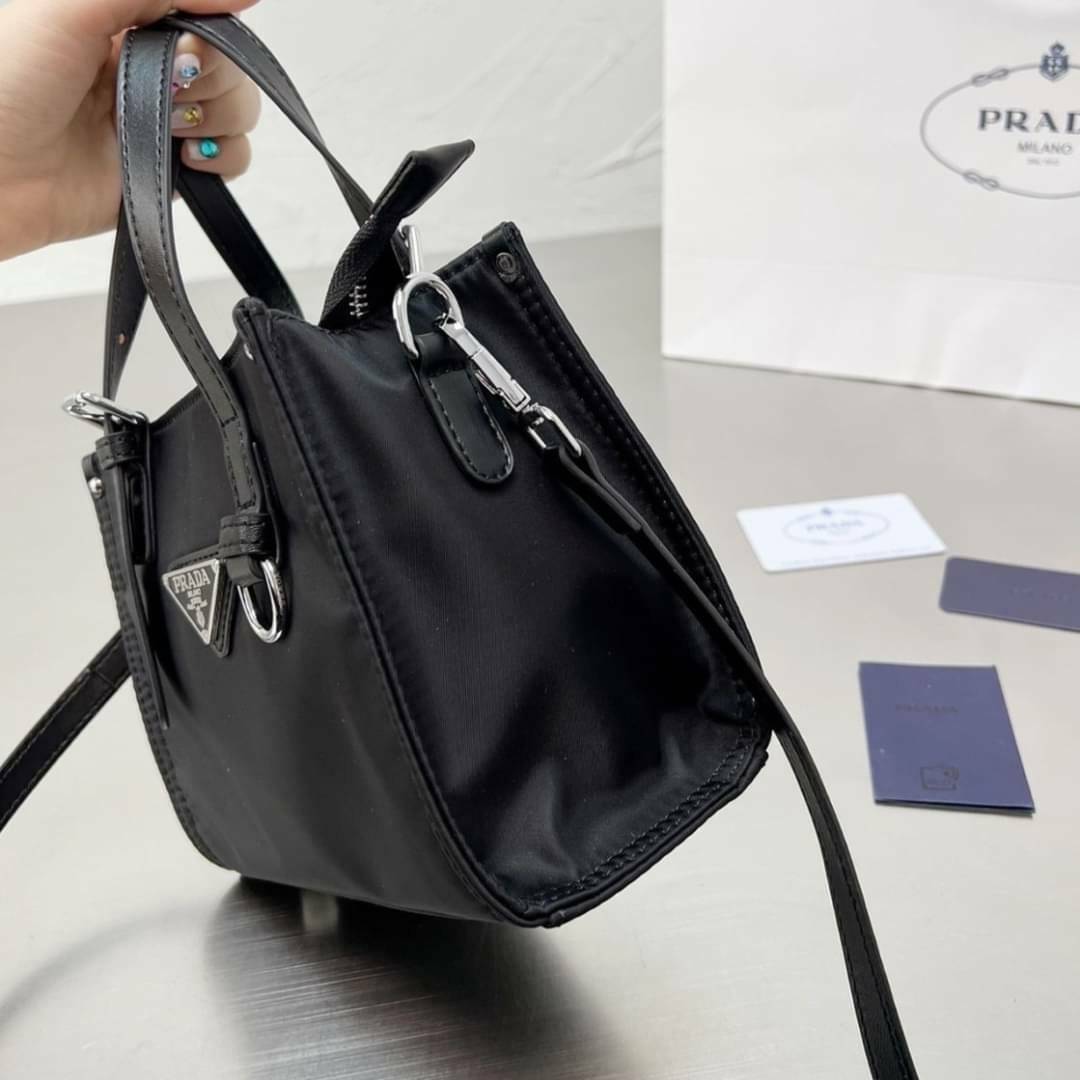 VIP 🥂 PRADA NYLON TOTE BAG 8" กระเป๋าถือหรือสะพาย วัสดุ Nylon เนื้อหนาคุณภาพดีตามแบบฉบับแบรนด์ด้านหน้าประดับโลโก้หรู จุของใช้ได้เยอะ น้ำหนักเบา งานตัวจริงสวยมากน่าใช้สุดๆค่ะ รีบจับจองด่วน ไอเท็มนี้พลาดไม่ได้จริงๆค่ะ!