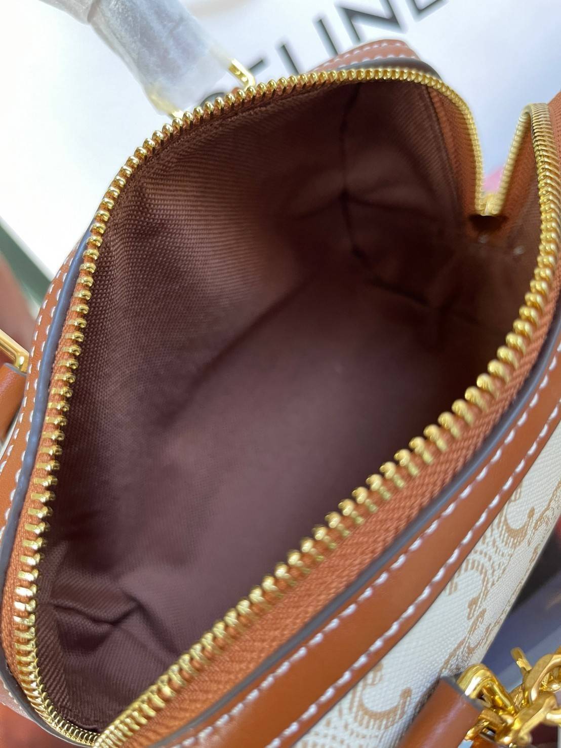 CELINE MINI BOSTON BAG IN TRIOMPHE CANVAS กระเป๋าทรงหมอนขนาดกะทัดรัด เป็นทรงฉิตตบอดกาลไม่มีเอ้าท์ ถือหรือสะพายได้อย่างคล่องตัว ภายในสามารถบรรจุสิ่งของที่จำเป็น สิ่งที่โดดเด่นของกระเป๋าหนังลาย Triomphe ที่ได้รับความนิยมอย่างแพร่หลาย มีอะไหล่ทองประดับเพิ่มม