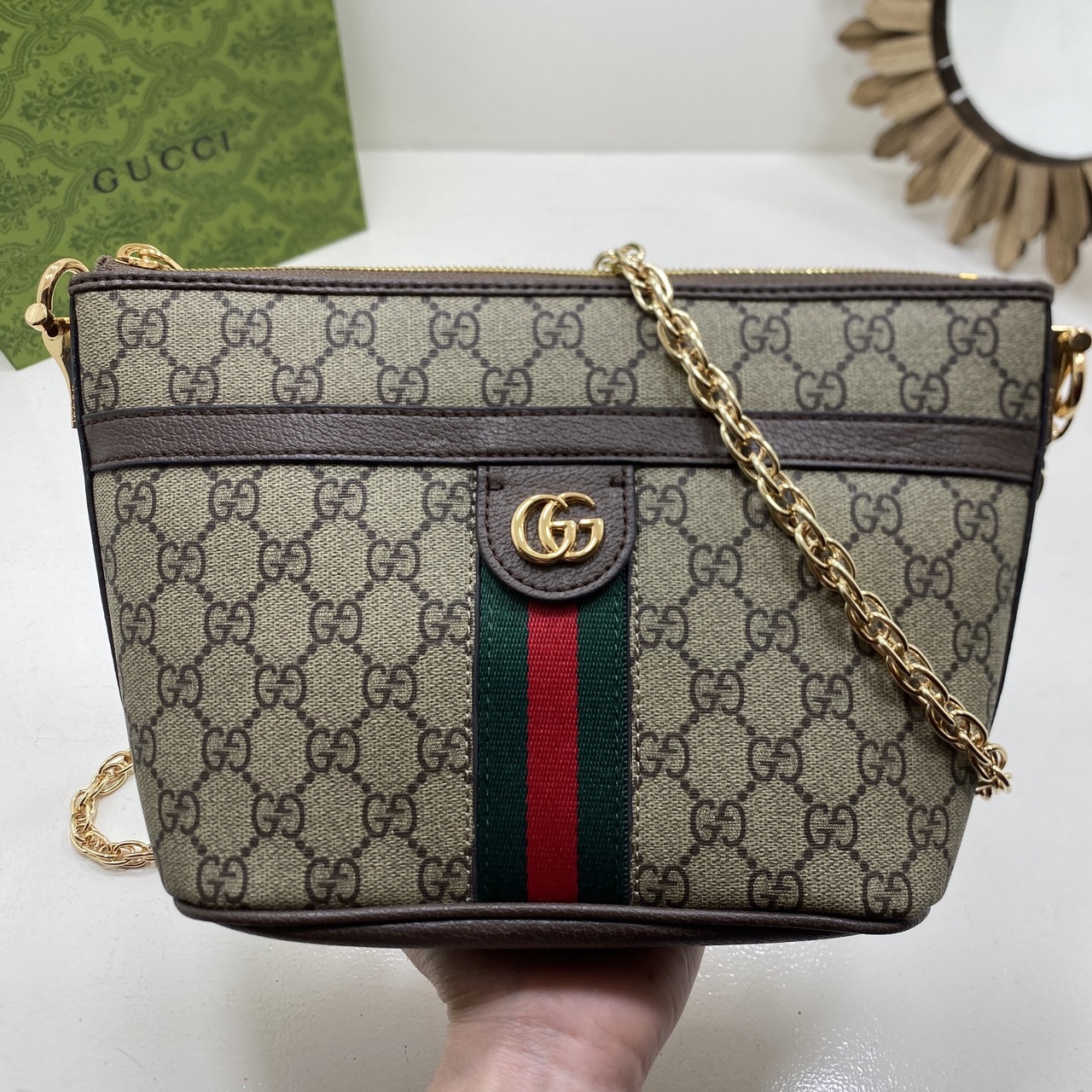GUCCI Ophidia GG Mini Shoulder Bag กระเป๋าทรงพอช พร้อมสายสะพายโซ่สีทองหรูหรา ดีไซส์เรียบง่ายสะดวกใช้ ภายในเป็นช่องโล่ง สายสะพายหนังสลับโซ่ ใช้ได้ในทุกๆวัน ทุกๆลุค ตอบโจทย์ได้สบายๆ